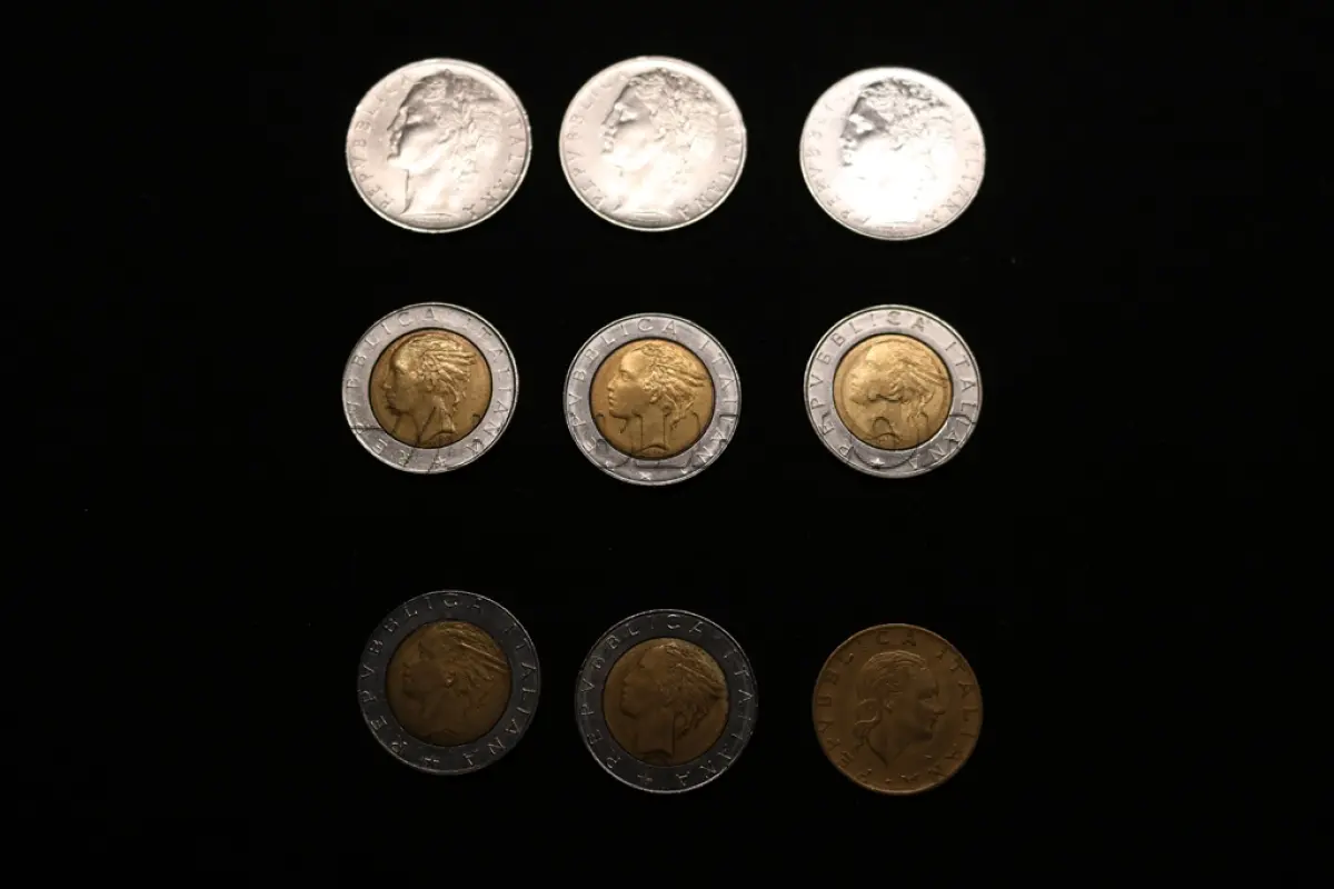 LOTE 048 - LOTE 48 – MOEDAS ITÁLIA, ISRAEL ESPANHA 	MOEDA	OBSERVAÇÕES 1.		100 Liras (1966, 1968,1978)	3 unidades 2.		500 Liras (2 x 1985, 1983, 1989 e 1995)	5 unidades 3.		200 Liras (1979)	1 unidade 4.		10 Shekel	2 unidades 5.		½ Shekel	1 unidade 6.		25 Pesetas (1957)	1 unidade 7.		5 Pesetas (1957)	3 unidades 8.		1 Peseta (1953)	1 unidade 9.		25 Pesetas (1975)	3 unidades 10.		5 Pesetas (1975)	8 unidades 11.		1 Peseta (1975)	4 unidades 12.		5 Pesetas (1991,1992 e 1998)	3 unidades