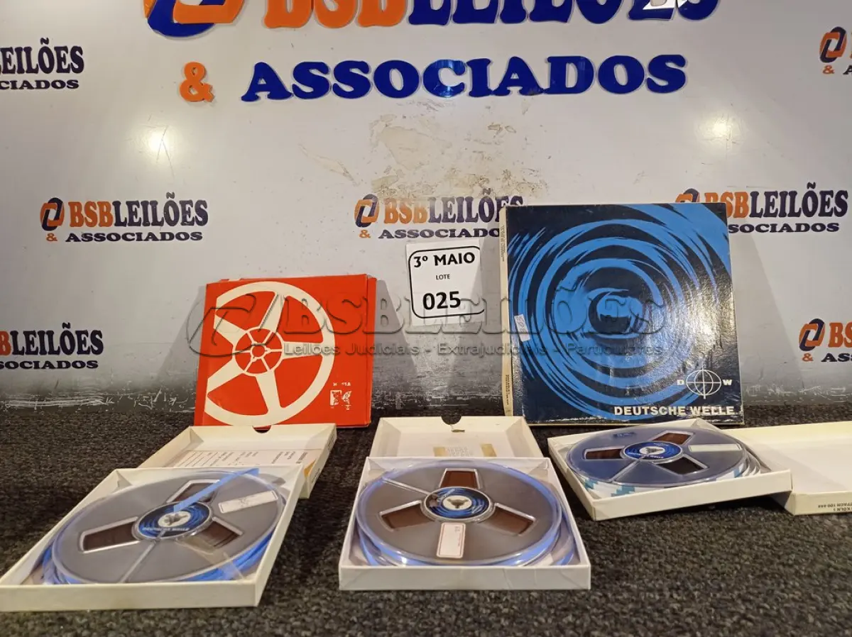 LOTE 025 - 05 CARRETEIS COM FITAS PARA GRAVADOR DE ROLO. (NO ESTADO) ATENÇÃO! FAZER A VISITAÇÃO ANTES DE ARREMATAR, NÃO SABEMOS SE FUNCIONA. LEILÃO NÃO TEM GARANTIA E NEM DEVOLUÇÃO, SUJEITO A POSSÍVEIS AVARIAS VISÍVEIS/OCULTAS E/OU AUSÊNCIA DE COMPONENTES.