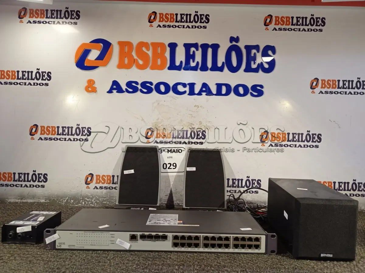 LOTE 029 - 01 SWITCH 2928-SFP PLUS COM 27 PORTAS, 01 CAIXINHA DE SOM MAXELL. (NO ESTADO) ATENÇÃO! FAZER A VISITAÇÃO ANTES DE ARREMATAR, NÃO SABEMOS SE FUNCIONA. LEILÃO NÃO TEM GARANTIA E NEM DEVOLUÇÃO, SUJEITO A POSSÍVEIS AVARIAS VISÍVEIS/OCULTAS E/OU AUSÊNCIA DE COMPONENTES.