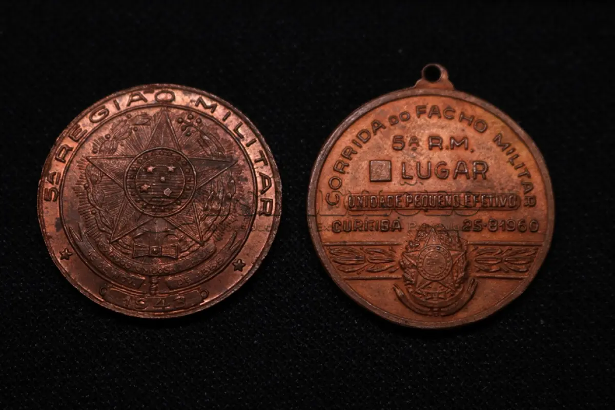 LOTE 015 - LOTE 15 – MEDALHAS CIVICAS MILITARES 	MEDALHA	OBSERVAÇÕES 1.		União Cívica Paranaense – 1916.Gravadores: Jose Peon e Fernandez	Acobreada 2.		União Cívica Paranaense – 1916.Gravadores: Jose Peon e Fernandez	Dourada – prova de cunho 3.		Revolução de 05 de outubro de 1930. Gravador: José Peon.	Prateada - envelope da Coleção Júlio Estrella Moreira 4.		Corrida do Facho Militar – 5 ª Região Militar. 1948.Gravador: José Peon	Acobreada 5.		Corrida do Facho Militar – 5 ª Região Militar. 1948.Gravador: José Peon	Acobreada 6.		Libertadores da Nação. Revolução de 1930. Gravador: Eduardo Mueller	Reveso Liso 7.		Cinquentenário da República – Tiro de Guerra Rio Branco. 1939. Gravador: Frederico Tod.	Prateada 8.		Corrida do Facho Militar – 5 ª Região Militar. 1943.Gravador: José Peon	Acobreada 9.		Corrida do Facho Militar – 5 ª Região Militar. 1960.	Acobreada 10.		1° Centenário da Policia Militar do Paraná. 1954.Gravadores Peon e Tortatto	Oxidada