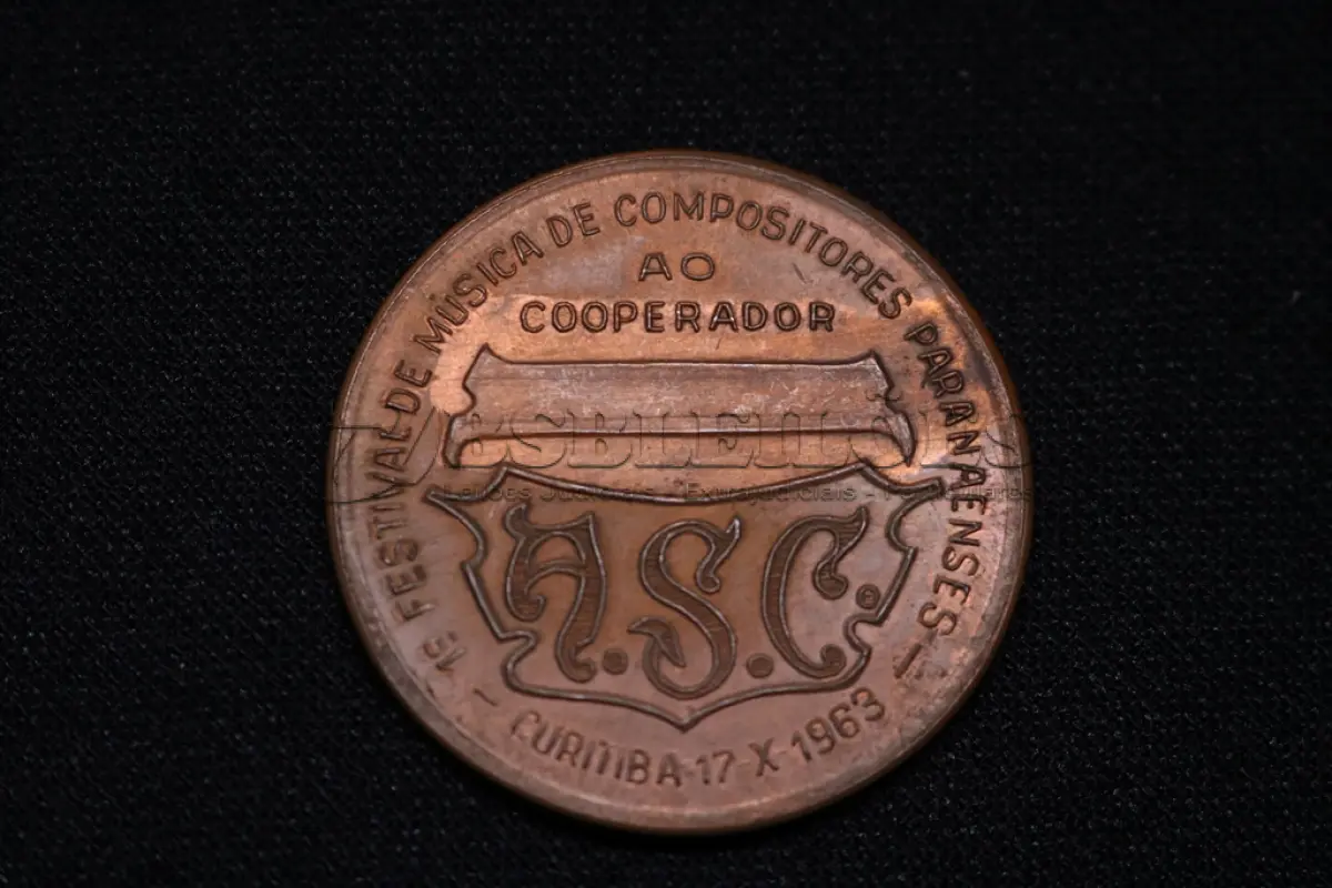 LOTE 006 - LOTE 6 – MEDALHAS CULTURA E LAZER 	MEDALHA	OBSERVAÇÕES 1.		Monumento a Tiradentes. 1927 Gravador: Jose Peon	Acobreada - envelope da Coleção Júlio Estrella Moreira 2.		1ª Exposição da Sociedade Paranaense de Arqueologia.1931.  Gravador: Jose Peon	Acobreada - envelope da Coleção Júlio Estrella Moreira 3.		1ª Exposição da Sociedade Paranaense de Arqueologia.1931.  Gravador: Jose Peon	Dourada - envelope da Coleção Júlio Estrella Moreira 4.		6° Concurso de Fotografia – Foto Clube do Paraná. 1943 – Gravador: Mueller	Acobreada - envelope da Coleção Júlio Estrella Moreira 5.		Exposição Filatélica Sulbrasileira – Sulbrape. 1949 Gravador: Jose Peon	Prova de Cunho, dourada. 6.		Exposição Filatélica Sulbrasileira – Sulbrape. 1949 Gravador: Jose Peon	Dourada - envelope da Coleção Júlio Estrella Moreira 7.		Sociedade Rio Branco 70 anos. 1954	Prova de Cunho - Dourada 8.		Sociedade Rio Branco 70 anos. 1954	Prova de Cunho - Dourada 9.		1° Festival de Música de Compositores Paranaenses - Aquibadan Sociedade Cultural.1963 Gravadores: José Peon e José Tortatto.