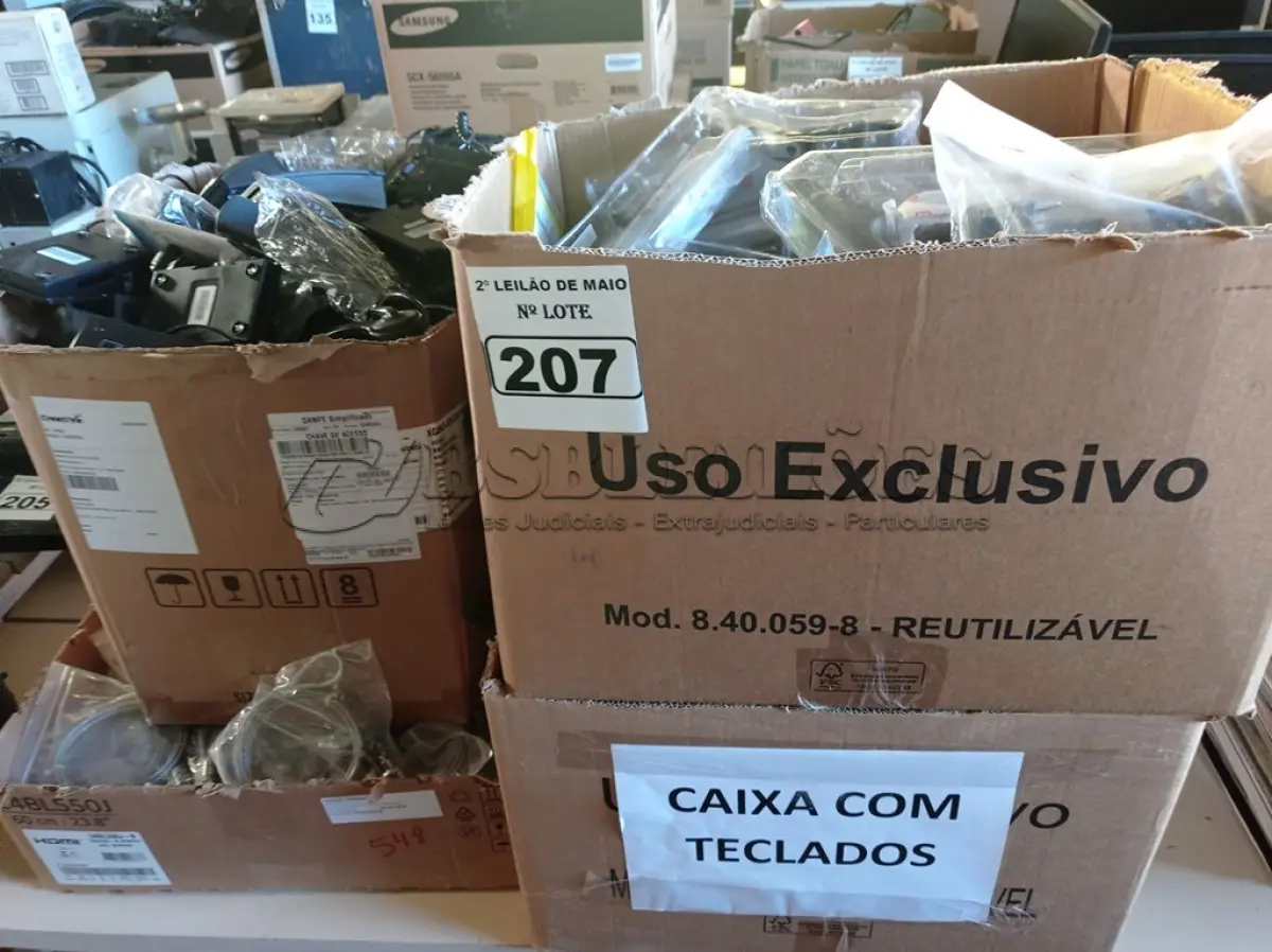 LOTE 207 - 01 LOTE COM CABOS DE AÇO, APARELHOS HEADSET, TECLADOS PARA PC E PERIFÉRICOS DIVERSOS. (NO ESTADO) ATENÇÃO! FAZER A VISITAÇÃO ANTES DE ARREMATAR, NÃO SABEMOS SE FUNCIONA. LEILÃO NÃO TEM GARANTIA E NEM DEVOLUÇÃO, SUJEITO A POSSÍVEIS AVARIAS VISÍVEIS/OCULTAS E/OU AUSÊNCIA DE COMPONENTES.