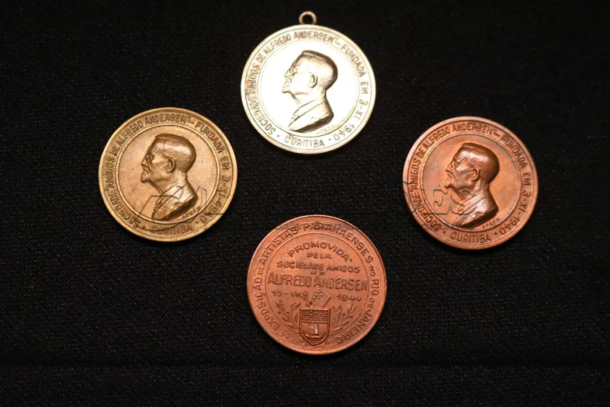 LOTE 012 - LOTE 12 – MEDALHAS – ALFREDO ANDERSEN 	MEDALHA	OBSERVAÇÕES 1.		1ª Exposição de Artistas Paranaenses no Rio de Janeiro. Sociedade de Amigos de Alfredo Andersen.1943. Gravador: José Peon	Bronze 2.		1ª Exposição de Artistas Paranaenses no Rio de Janeiro. Sociedade de Amigos de Alfredo Andersen.1943. Gravador: José Peon	Cobre 3.		1ª Exposição de Artistas Paranaenses no Rio de Janeiro. Sociedade de Amigos de Alfredo Andersen.1943. Gravador: José Peon	Cobre 4.		1ª Exposição de Artistas Paranaenses no Rio de Janeiro. Sociedade de Amigos de Alfredo Andersen.1943. Gravador: José Peon	Prateada