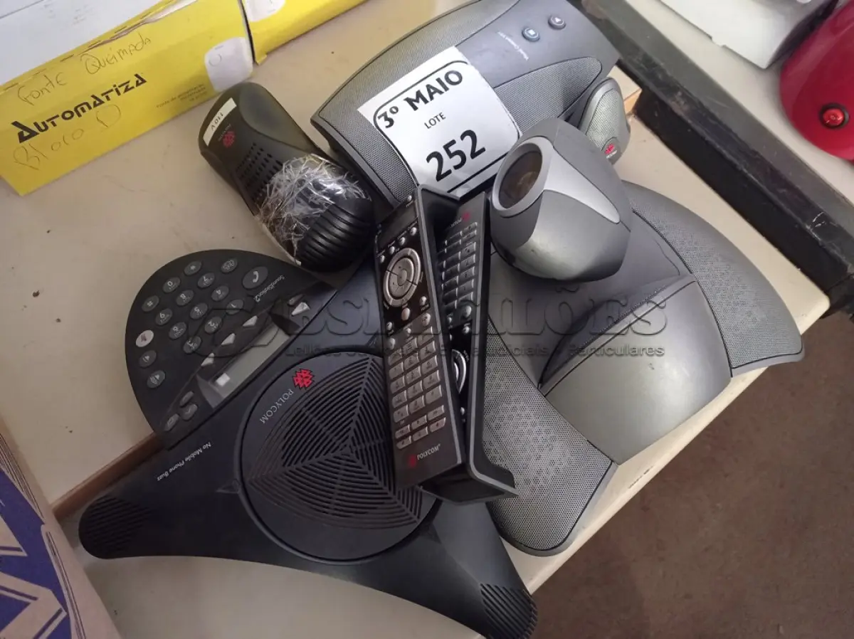 LOTE 252 - 01 APARELHO DE VÍDEO CONFERÊNCIA INCOMPLETO COM 02 CONTROLES. (NO ESTADO) ATENÇÃO! FAZER A VISITAÇÃO ANTES DE ARREMATAR, NÃO SABEMOS SE FUNCIONA. LEILÃO NÃO TEM GARANTIA E NEM DEVOLUÇÃO, SUJEITO A POSSÍVEIS AVARIAS VISÍVEIS/OCULTAS E/OU AUSÊNCIA DE COMPONENTES.