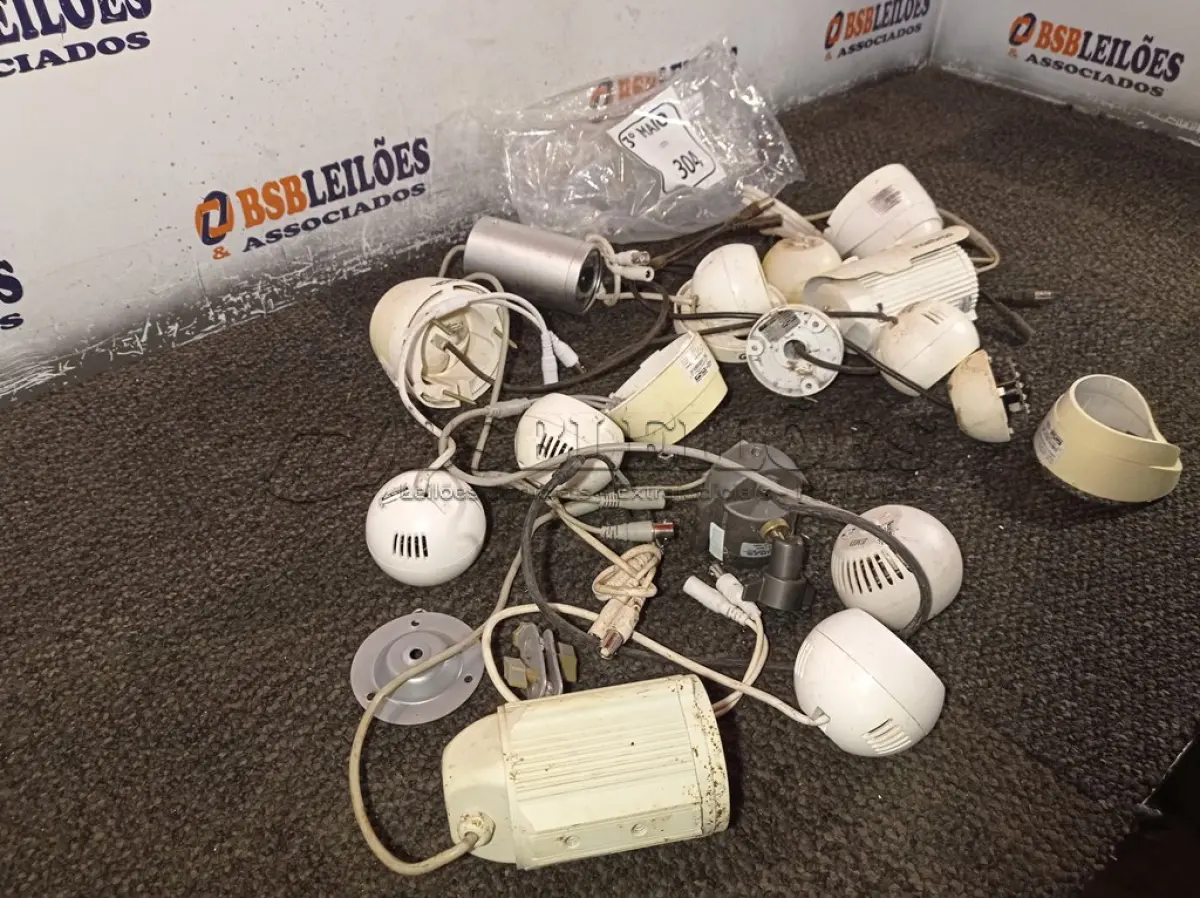 LOTE 304 - 01 LOTE COM VÁRIAS CÂMERAS DE SEGURANÇA. (NO ESTADO) ATENÇÃO! FAZER A VISITAÇÃO ANTES DE ARREMATAR, NÃO SABEMOS SE FUNCIONA. LEILÃO NÃO TEM GARANTIA E NEM DEVOLUÇÃO, SUJEITO A POSSÍVEIS AVARIAS VISÍVEIS/OCULTAS E/OU AUSÊNCIA DE COMPONENTES.