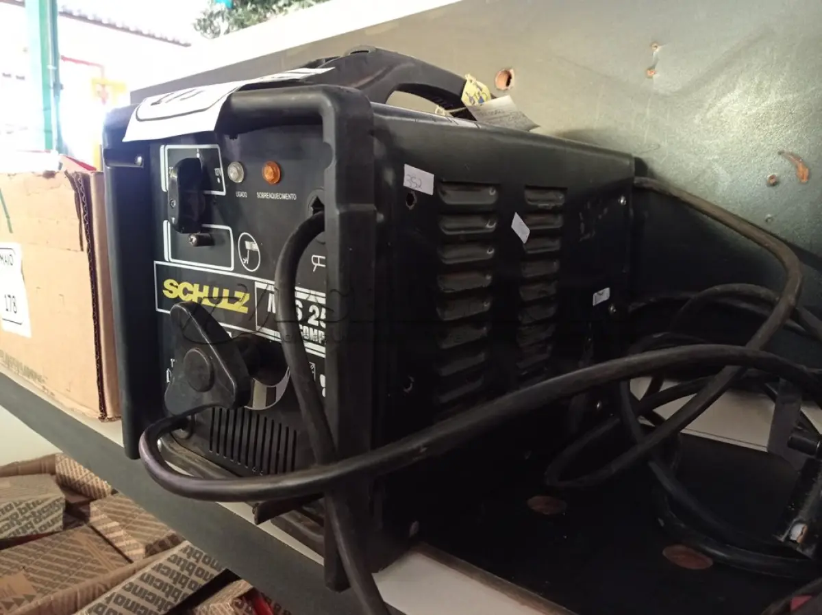 LOTE 179 - 01 MÁQUINA DE SOLDA PROFISSIONAL MTS 250M SOMAR SCHUZ. (NO ESTADO) ATENÇÃO! FAZER A VISITAÇÃO ANTES DE ARREMATAR, NÃO SABEMOS SE FUNCIONA. LEILÃO NÃO TEM GARANTIA E NEM DEVOLUÇÃO, SUJEITO A POSSÍVEIS AVARIAS VISÍVEIS/OCULTAS E/OU AUSÊNCIA DE COMPONENTES.