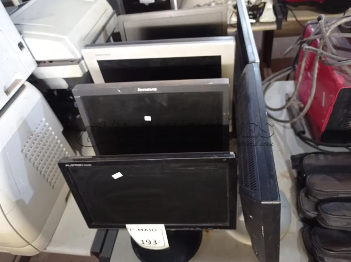 LOTE 193 - 06 MONITORES LCD MARCAS E MODELOS DIVERSOS. (NO ESTADO) ATENÇÃO! FAZER A VISITAÇÃO ANTES DE ARREMATAR, NÃO SABEMOS SE FUNCIONA. LEILÃO NÃO TEM GARANTIA E NEM DEVOLUÇÃO, SUJEITO A POSSÍVEIS AVARIAS VISÍVEIS/OCULTAS E/OU AUSÊNCIA DE COMPONENTES.