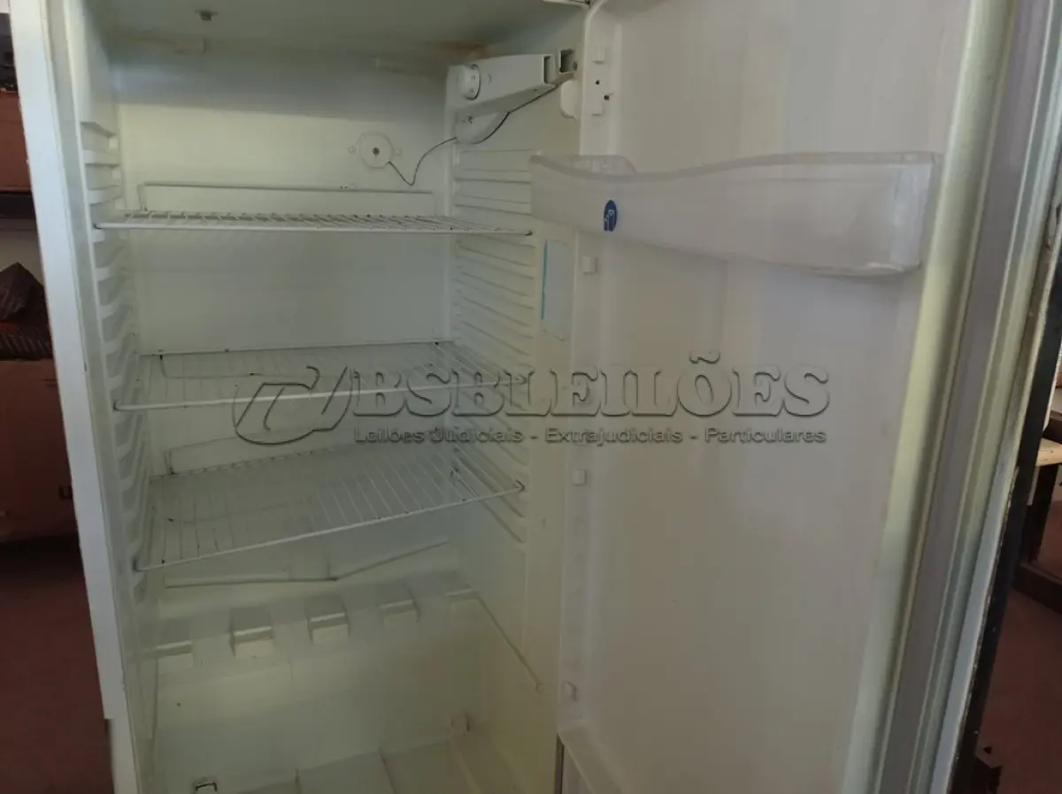 LOTE 184 - 01 GELADEIRA PLOTADA DAKO COM AVARIAS. (NO ESTADO) ATENÇÃO! FAZER A VISITAÇÃO ANTES DE ARREMATAR, NÃO SABEMOS SE FUNCIONA. LEILÃO NÃO TEM GARANTIA E NEM DEVOLUÇÃO, SUJEITO A POSSÍVEIS AVARIAS VISÍVEIS/OCULTAS E/OU AUSÊNCIA DE COMPONENTES.