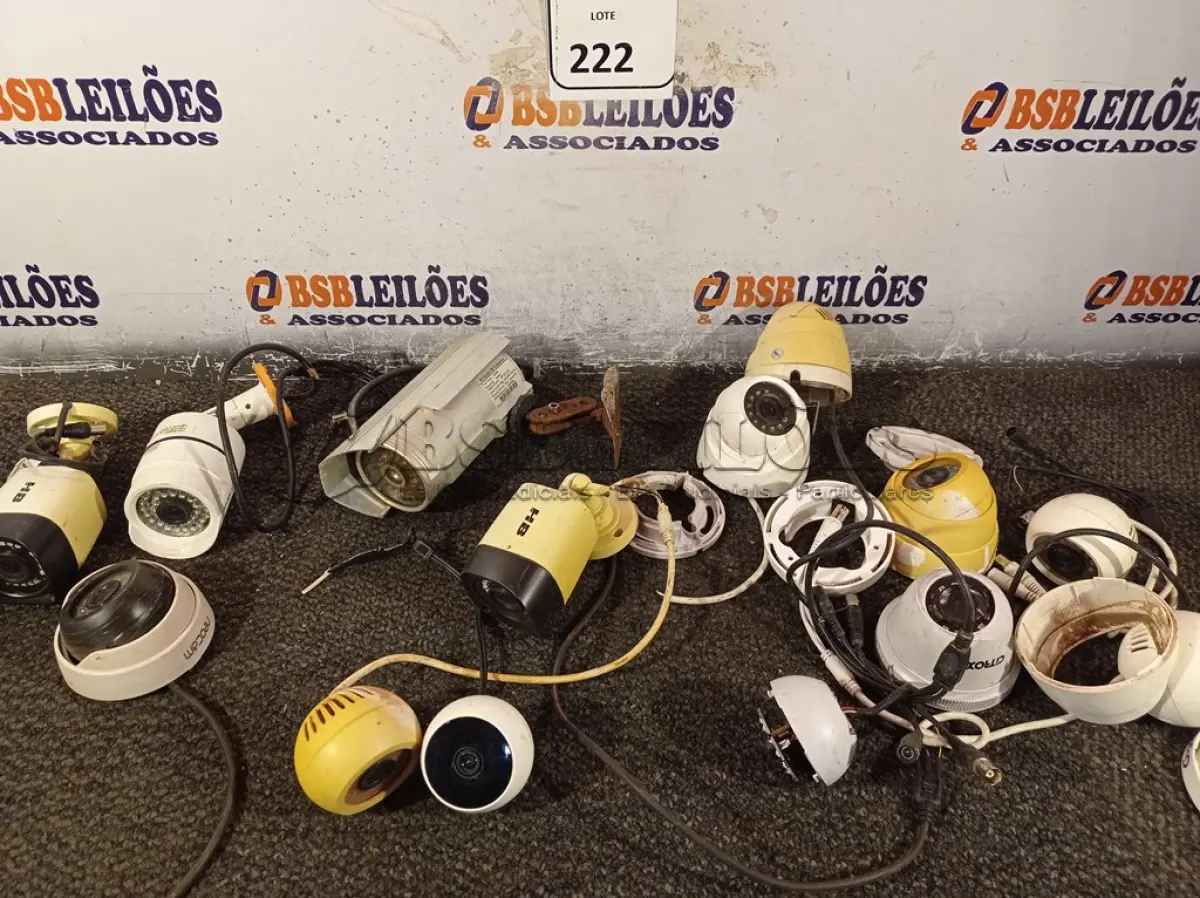 LOTE 222 - 01 LOTE COM DIVERSAS CÂMERAS DE SEGURANÇA. (NO ESTADO) ATENÇÃO! FAZER A VISITAÇÃO ANTES DE ARREMATAR, NÃO SABEMOS SE FUNCIONA. LEILÃO NÃO TEM GARANTIA E NEM DEVOLUÇÃO, SUJEITO A POSSÍVEIS AVARIAS VISÍVEIS/OCULTAS E/OU AUSÊNCIA DE COMPONENTES.