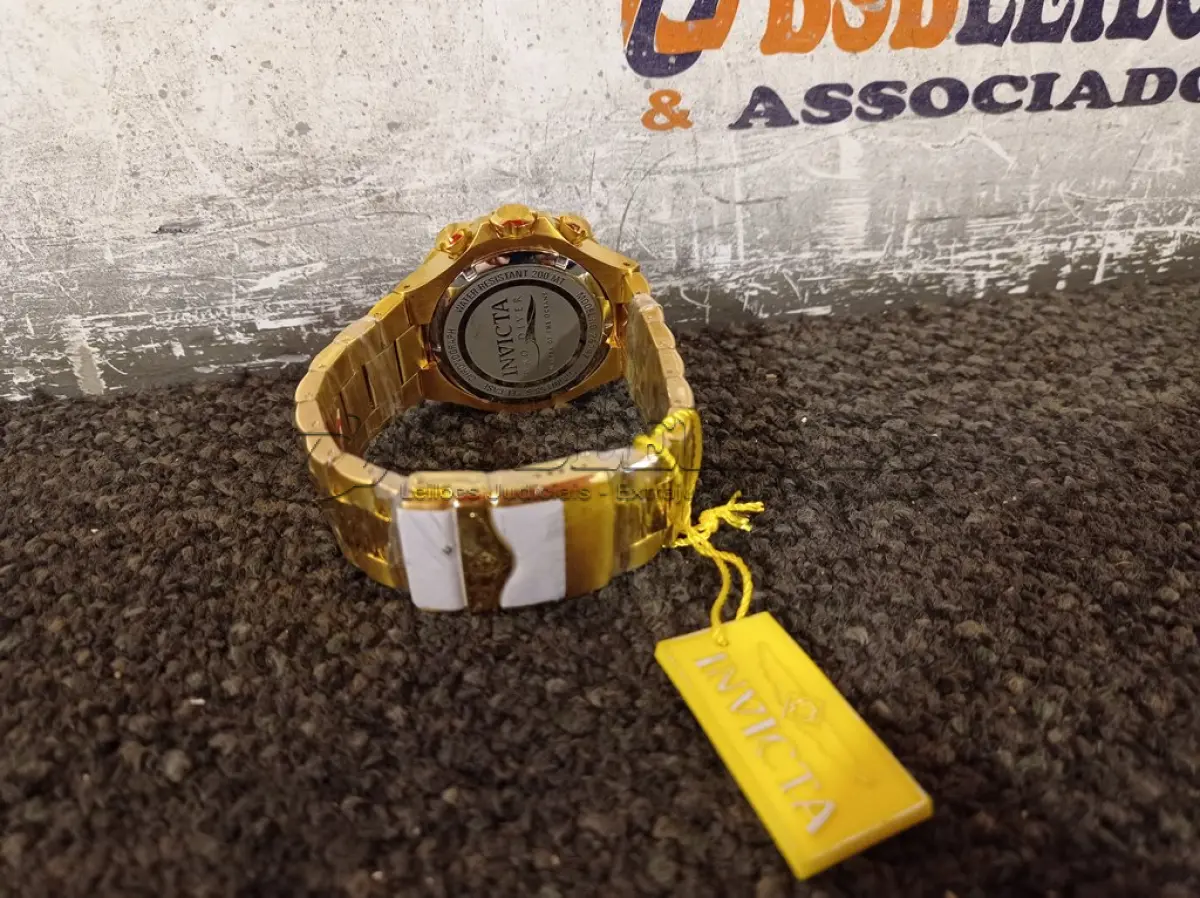 LOTE 285 - 01 RELÓGIO DE PULSO. (NO ESTADO) ATENÇÃO! FAZER A VISITAÇÃO ANTES DE ARREMATAR, NÃO SABEMOS SE FUNCIONA. LEILÃO NÃO TEM GARANTIA E NEM DEVOLUÇÃO, SUJEITO A POSSÍVEIS AVARIAS VISÍVEIS/OCULTAS E/OU AUSÊNCIA DE COMPONENTES.