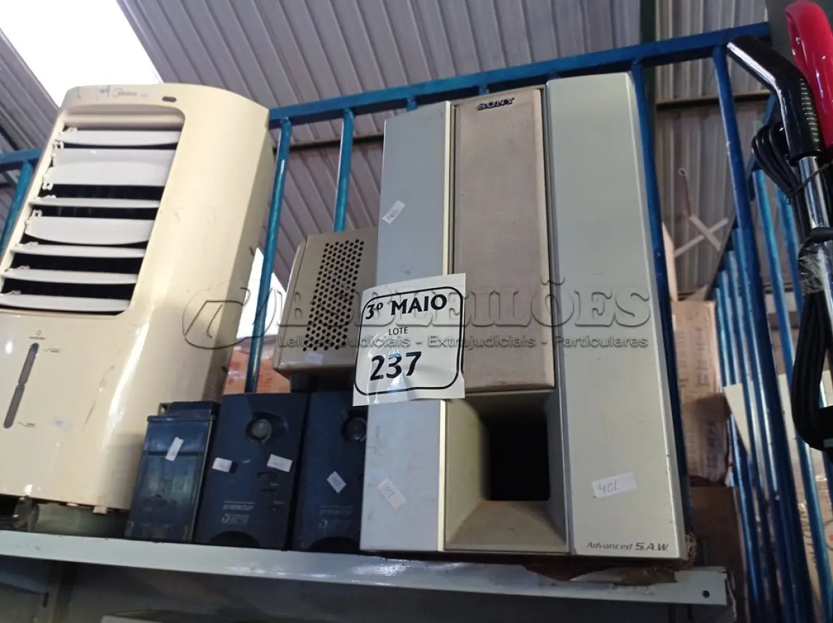 LOTE 237 - 01 SUBWOOFER, 02 ESTABILIZADORES, 01 BATERIA E 01 REGULADOR DE TENSÃO. (NO ESTADO) ATENÇÃO! FAZER A VISITAÇÃO ANTES DE ARREMATAR, NÃO SABEMOS SE FUNCIONA. LEILÃO NÃO TEM GARANTIA E NEM DEVOLUÇÃO, SUJEITO A POSSÍVEIS AVARIAS VISÍVEIS/OCULTAS E/OU AUSÊNCIA DE COMPONENTES.
