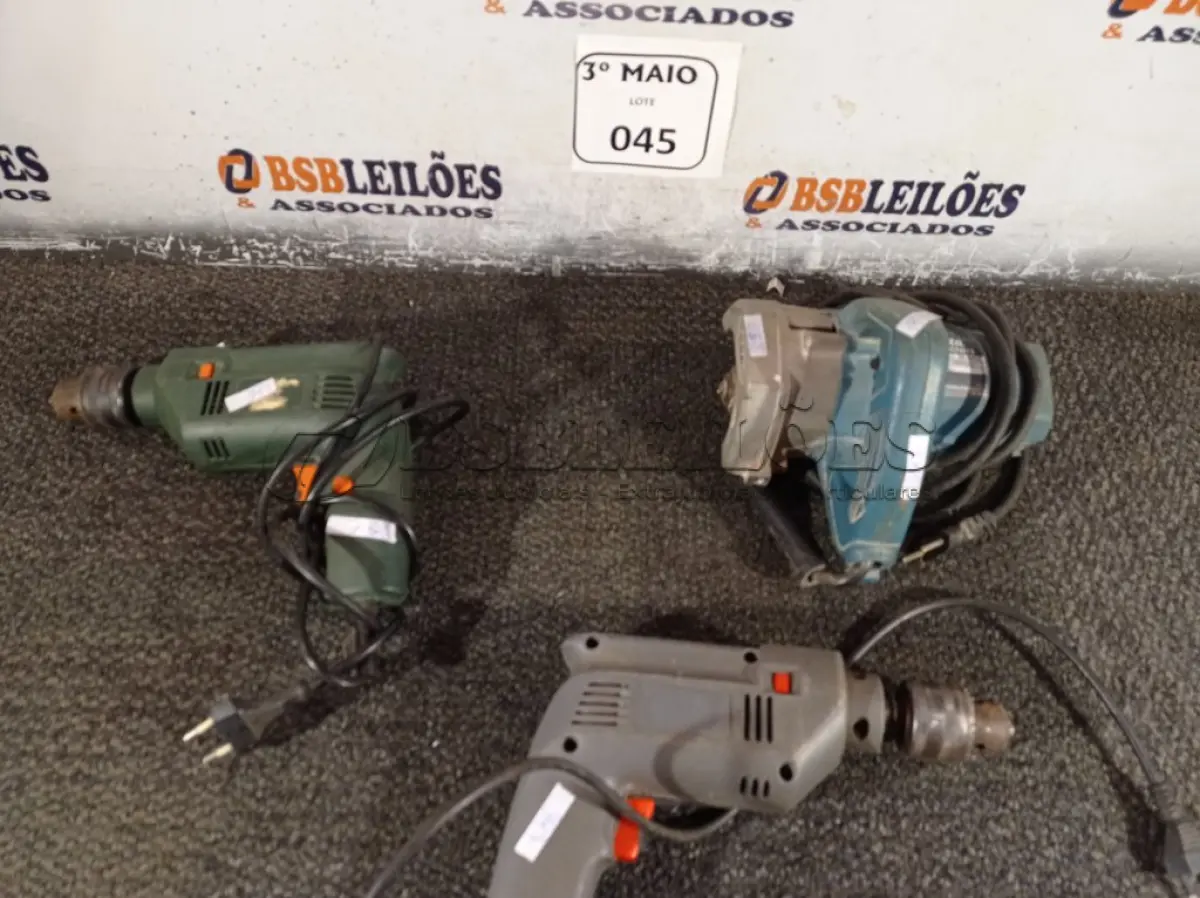 LOTE 045 - 02 FURADEIRAS/PARAFUSADEIRAS E 01 MAKITA. (NO ESTADO) ATENÇÃO! FAZER A VISITAÇÃO ANTES DE ARREMATAR, NÃO SABEMOS SE FUNCIONA. LEILÃO NÃO TEM GARANTIA E NEM DEVOLUÇÃO, SUJEITO A POSSÍVEIS AVARIAS VISÍVEIS/OCULTAS E/OU AUSÊNCIA DE COMPONENTES.