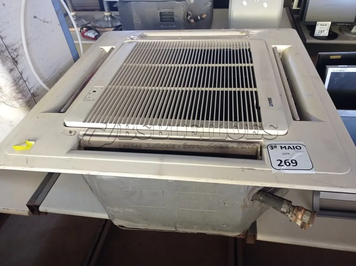 LOTE 269 - 01 EVAPORADORA DE TETO CASSETE MARCA YORK. (NO ESTADO) ATENÇÃO! FAZER A VISITAÇÃO ANTES DE ARREMATAR, NÃO SABEMOS SE FUNCIONA. LEILÃO NÃO TEM GARANTIA E NEM DEVOLUÇÃO, SUJEITO A POSSÍVEIS AVARIAS VISÍVEIS/OCULTAS E/OU AUSÊNCIA DE COMPONENTES.