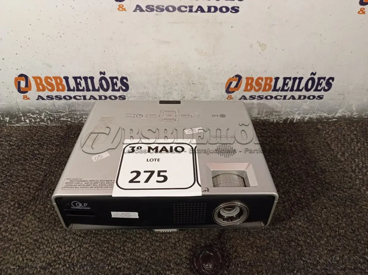 LOTE 275 - 01 PROJETOR SVGA MARCA LG MODELO DLP. (NO ESTADO) ATENÇÃO! FAZER A VISITAÇÃO ANTES DE ARREMATAR, NÃO SABEMOS SE FUNCIONA. LEILÃO NÃO TEM GARANTIA E NEM DEVOLUÇÃO, SUJEITO A POSSÍVEIS AVARIAS VISÍVEIS/OCULTAS E/OU AUSÊNCIA DE COMPONENTES.