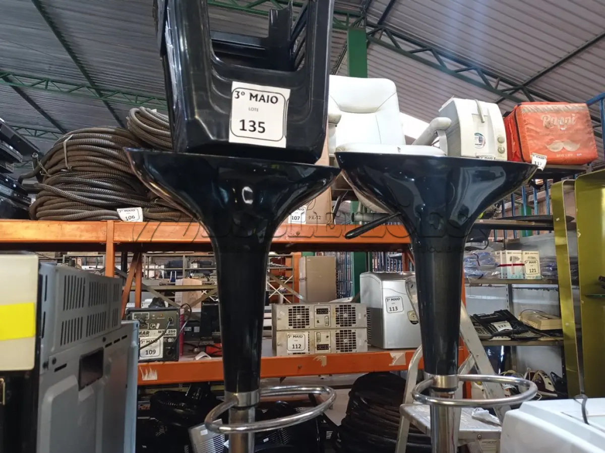 LOTE 135 - 04 BANCOS DE PLÁSTICO E 02 BANQUETAS. (NO ESTADO) ATENÇÃO! FAZER A VISITAÇÃO ANTES DE ARREMATAR, NÃO SABEMOS SE FUNCIONA. LEILÃO NÃO TEM GARANTIA E NEM DEVOLUÇÃO, SUJEITO A POSSÍVEIS AVARIAS VISÍVEIS/OCULTAS E/OU AUSÊNCIA DE COMPONENTES.