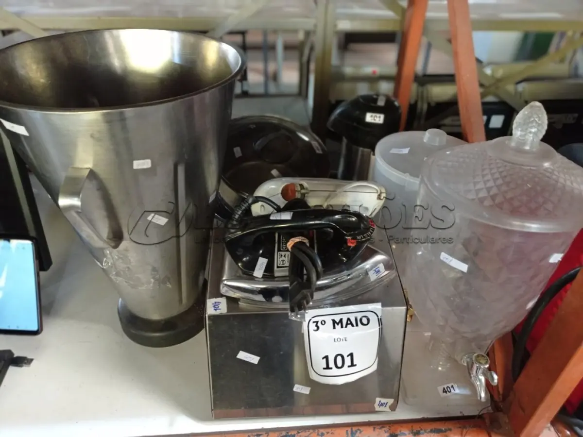 LOTE 101 - 01 SECADOR RÁPIDO DE MÃOS PARA BANHEIRO, 01 COPO PARA LIQUIDIFICADOR EM INOX E UTENSÍLIOS DIVERSOS. (NO ESTADO) ATENÇÃO! FAZER A VISITAÇÃO ANTES DE ARREMATAR, NÃO SABEMOS SE FUNCIONA. LEILÃO NÃO TEM GARANTIA E NEM DEVOLUÇÃO, SUJEITO A POSSÍVEIS AVARIAS VISÍVEIS/OCULTAS E/OU AUSÊNCIA DE COMPONENTES.