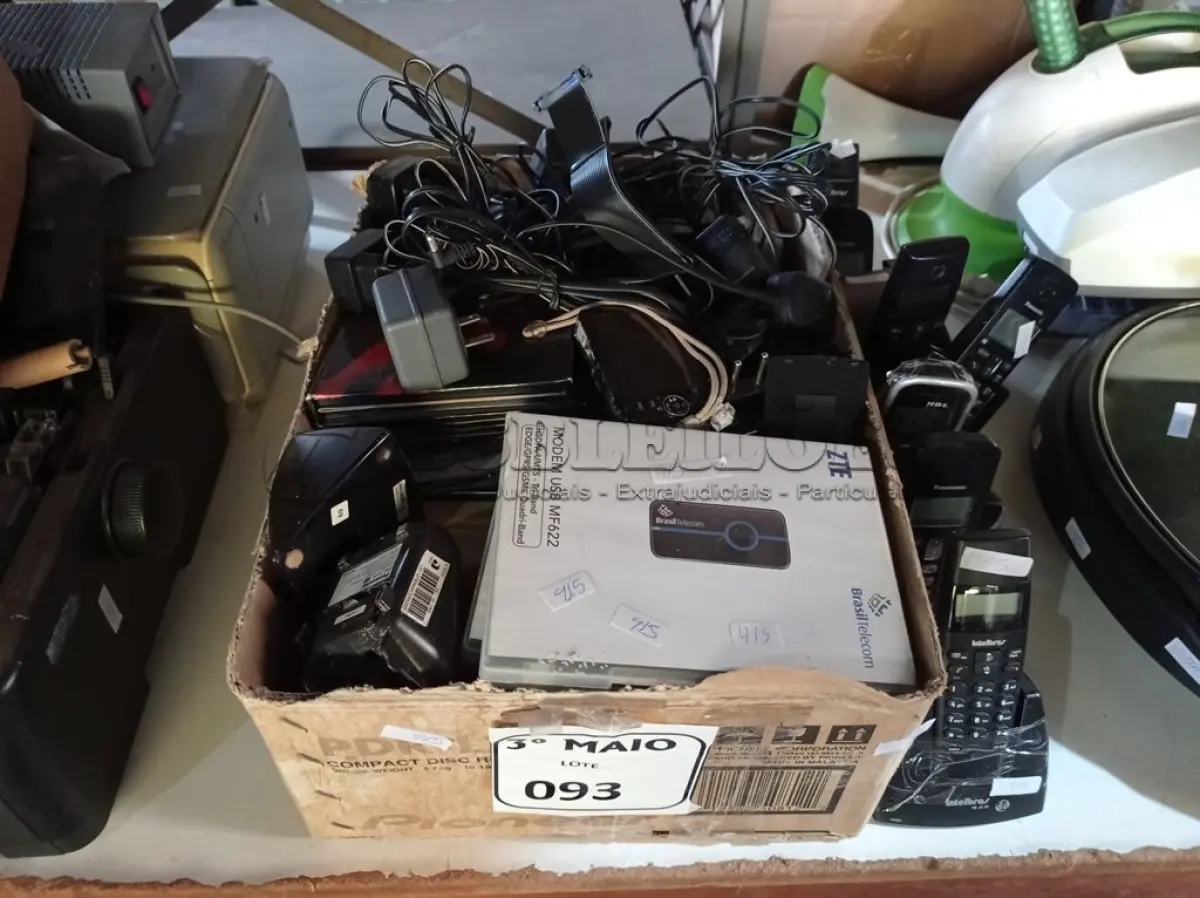 LOTE 093 - 01 LOTE COM CD’S E APARELHOS TELEFONES SEM FIO. (NO ESTADO) ATENÇÃO! FAZER A VISITAÇÃO ANTES DE ARREMATAR, NÃO SABEMOS SE FUNCIONA. LEILÃO NÃO TEM GARANTIA E NEM DEVOLUÇÃO, SUJEITO A POSSÍVEIS AVARIAS VISÍVEIS/OCULTAS E/OU AUSÊNCIA DE COMPONENTES.