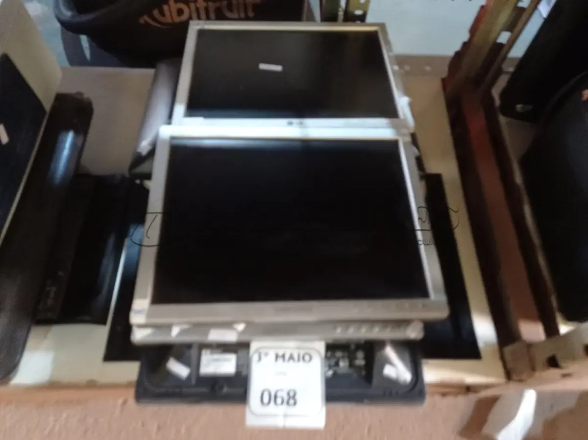 LOTE 068 - 07 MONITORES PARA RETIRADA DE PEÇAS. (NO ESTADO) ATENÇÃO! FAZER A VISITAÇÃO ANTES DE ARREMATAR, NÃO SABEMOS SE FUNCIONA. LEILÃO NÃO TEM GARANTIA E NEM DEVOLUÇÃO, SUJEITO A POSSÍVEIS AVARIAS VISÍVEIS/OCULTAS E/OU AUSÊNCIA DE COMPONENTES.