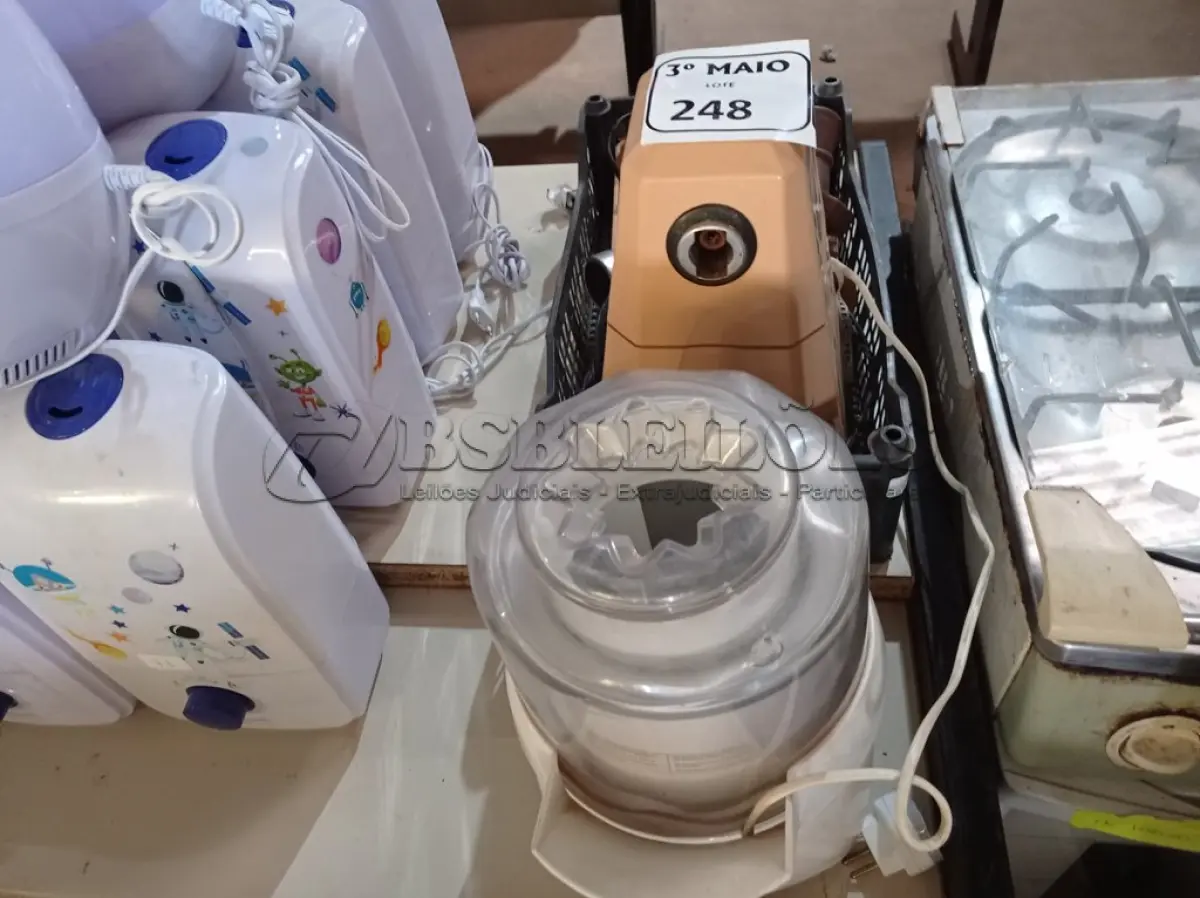 LOTE 248 - 01 MULTI MOEDOR E 01 APARELHO PARA FAZER SORVETE COM AVARIAS. (NO ESTADO) ATENÇÃO! FAZER A VISITAÇÃO ANTES DE ARREMATAR, NÃO SABEMOS SE FUNCIONA. LEILÃO NÃO TEM GARANTIA E NEM DEVOLUÇÃO, SUJEITO A POSSÍVEIS AVARIAS VISÍVEIS/OCULTAS E/OU AUSÊNCIA DE COMPONENTES.