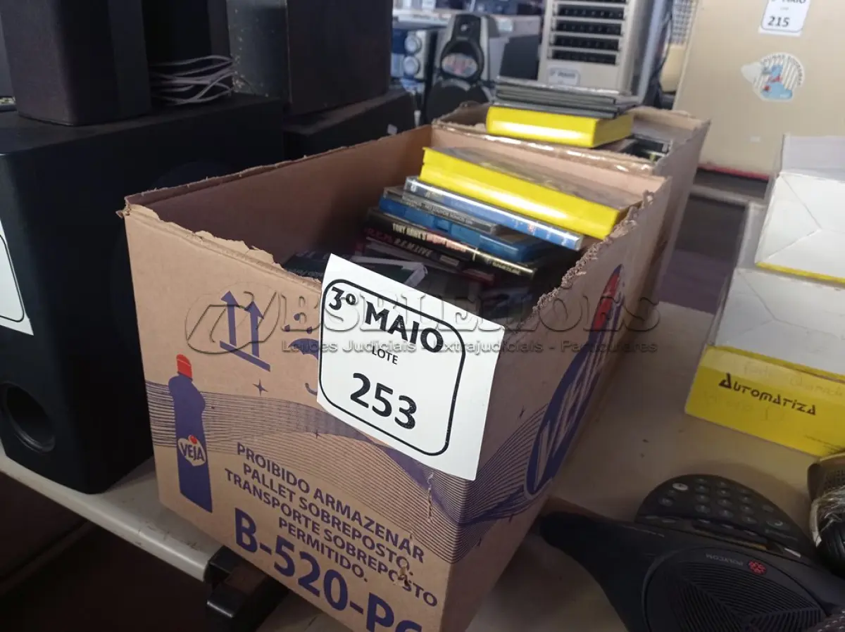 LOTE 253 - 01 LOTE COM CD’S, FITAS CASSETES E DVD’S. (NO ESTADO) ATENÇÃO! FAZER A VISITAÇÃO ANTES DE ARREMATAR, NÃO SABEMOS SE FUNCIONA. LEILÃO NÃO TEM GARANTIA E NEM DEVOLUÇÃO, SUJEITO A POSSÍVEIS AVARIAS VISÍVEIS/OCULTAS E/OU AUSÊNCIA DE COMPONENTES.