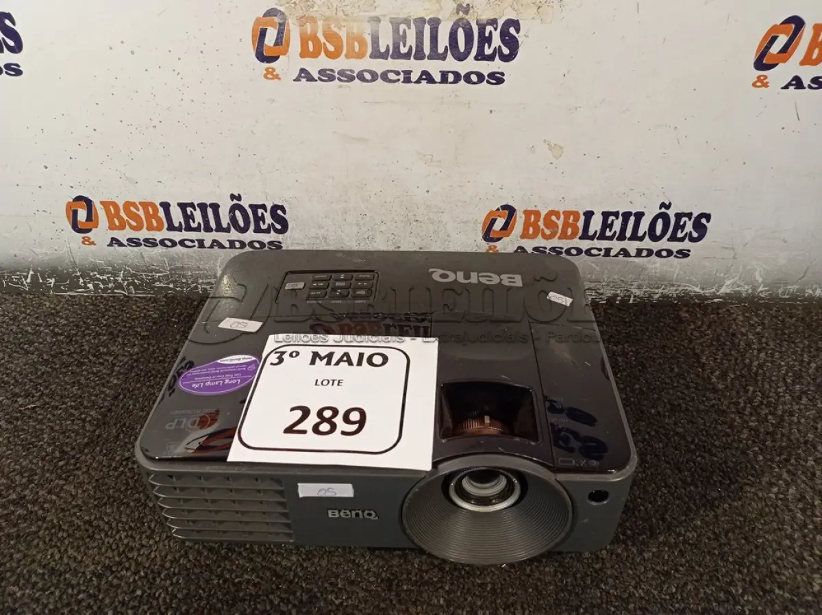 LOTE 289 - 01 PROJETOR MARCA BENQ. (NO ESTADO) ATENÇÃO! FAZER A VISITAÇÃO ANTES DE ARREMATAR, NÃO SABEMOS SE FUNCIONA. LEILÃO NÃO TEM GARANTIA E NEM DEVOLUÇÃO, SUJEITO A POSSÍVEIS AVARIAS VISÍVEIS/OCULTAS E/OU AUSÊNCIA DE COMPONENTES.