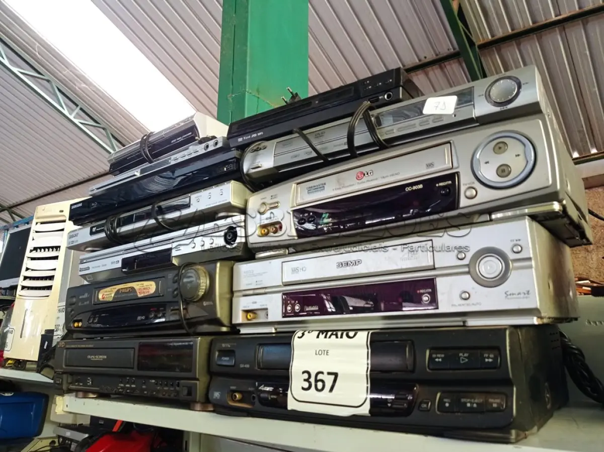 LOTE 367 - 04 VÍDEOS CASSETES, 01 TOCA CD E 07 APARELHOS DE DVD MARCAS E MODELOS DIVERSOS.   (NO ESTADO) ATENÇÃO! FAZER A VISITAÇÃO ANTES DE ARREMATAR, NÃO SABEMOS SE FUNCIONA. LEILÃO NÃO TEM GARANTIA E NEM DEVOLUÇÃO, SUJEITO A POSSÍVEIS AVARIAS VISÍVEIS/OCULTAS E/OU AUSÊNCIA DE COMPONENTES.