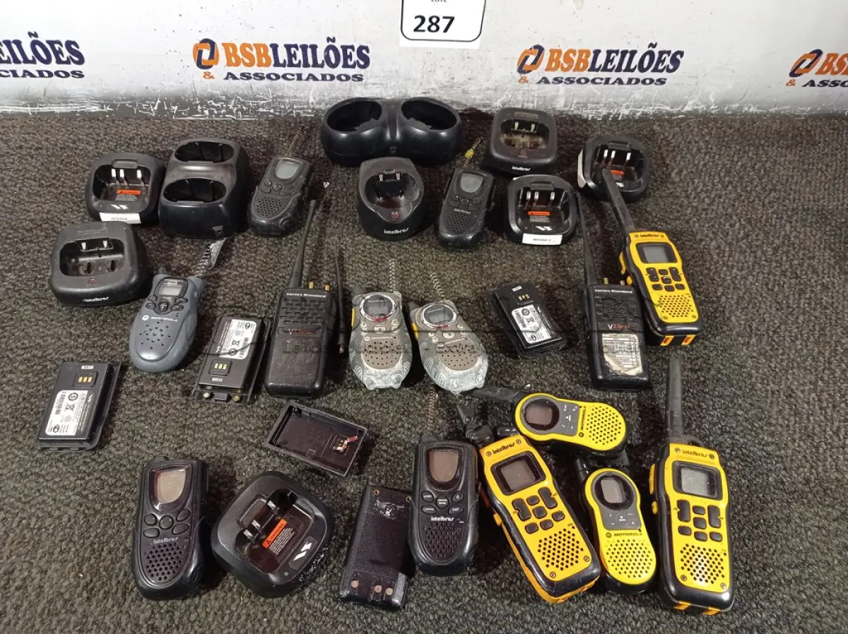 LOTE 287 - 01 LOTE COM VÁRIOS RÁDIOS COMUNICADORES MARCAS E MODELOS DIVERSOS. (NO ESTADO) ATENÇÃO! FAZER A VISITAÇÃO ANTES DE ARREMATAR, NÃO SABEMOS SE FUNCIONA. LEILÃO NÃO TEM GARANTIA E NEM DEVOLUÇÃO, SUJEITO A POSSÍVEIS AVARIAS VISÍVEIS/OCULTAS E/OU AUSÊNCIA DE COMPONENTES.