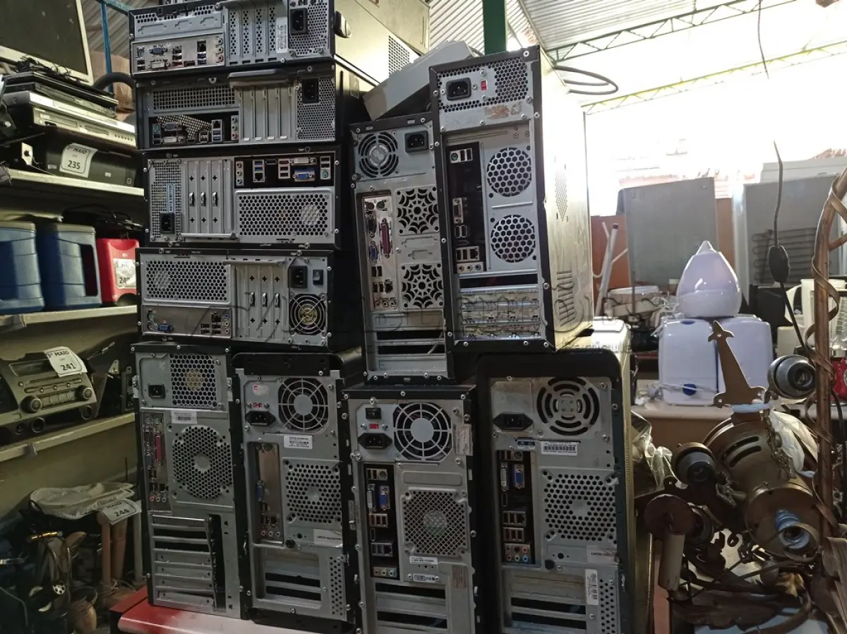 LOTE 221 - 11 CPU’S MARCAS E MODELOS DIVERSOS PARA RETIRADA DE PEÇAS. (NO ESTADO) ATENÇÃO! FAZER A VISITAÇÃO ANTES DE ARREMATAR, NÃO SABEMOS SE FUNCIONA. LEILÃO NÃO TEM GARANTIA E NEM DEVOLUÇÃO, SUJEITO A POSSÍVEIS AVARIAS VISÍVEIS/OCULTAS E/OU AUSÊNCIA DE COMPONENTES.