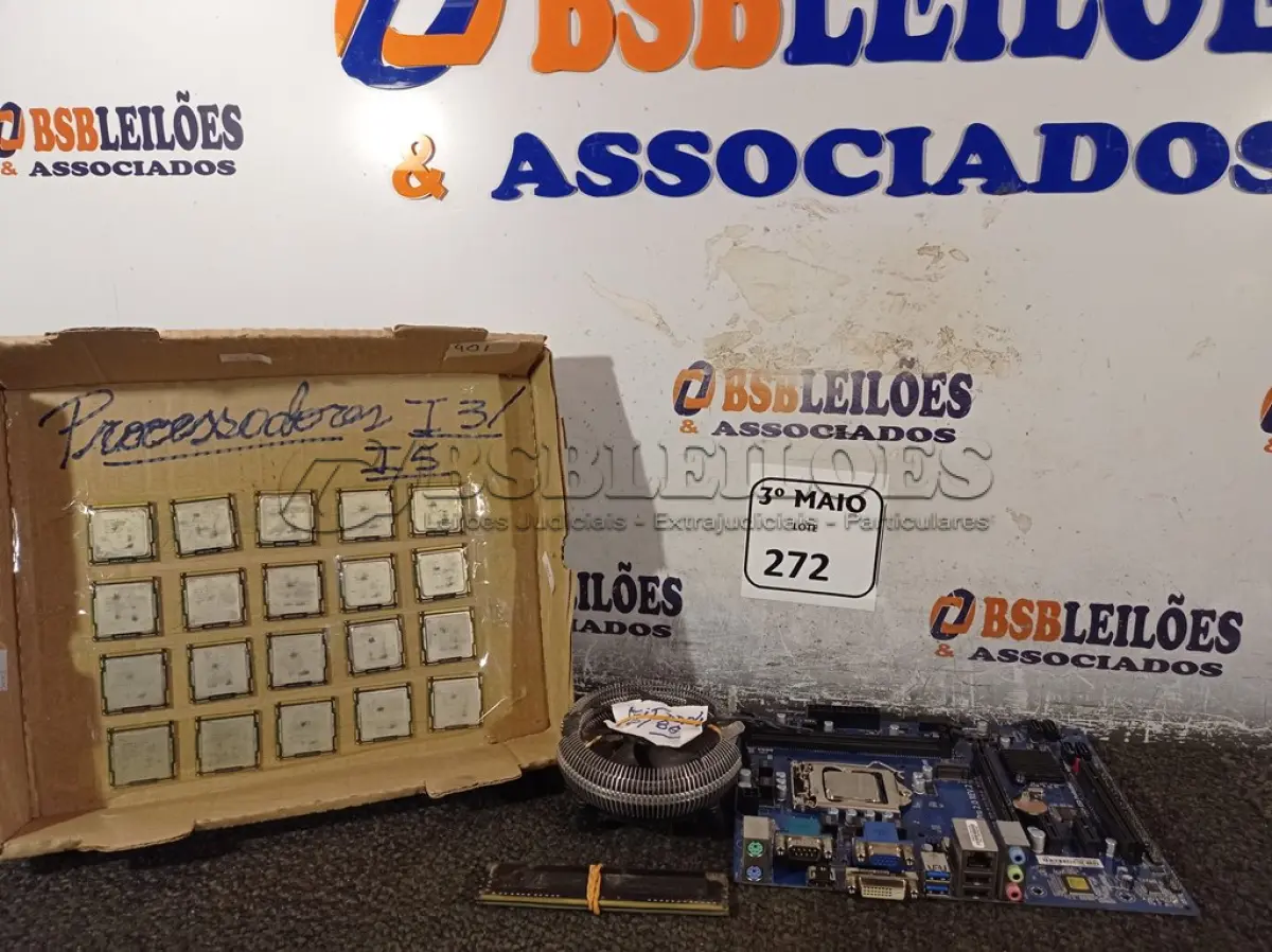 LOTE 272 - 01 PLACA MÃE DDR4 COM 8G, 20 PROCESSADORES E 02 MEMÓRIAS. (NO ESTADO) ATENÇÃO! FAZER A VISITAÇÃO ANTES DE ARREMATAR, NÃO SABEMOS SE FUNCIONA. LEILÃO NÃO TEM GARANTIA E NEM DEVOLUÇÃO, SUJEITO A POSSÍVEIS AVARIAS VISÍVEIS/OCULTAS E/OU AUSÊNCIA DE COMPONENTES.