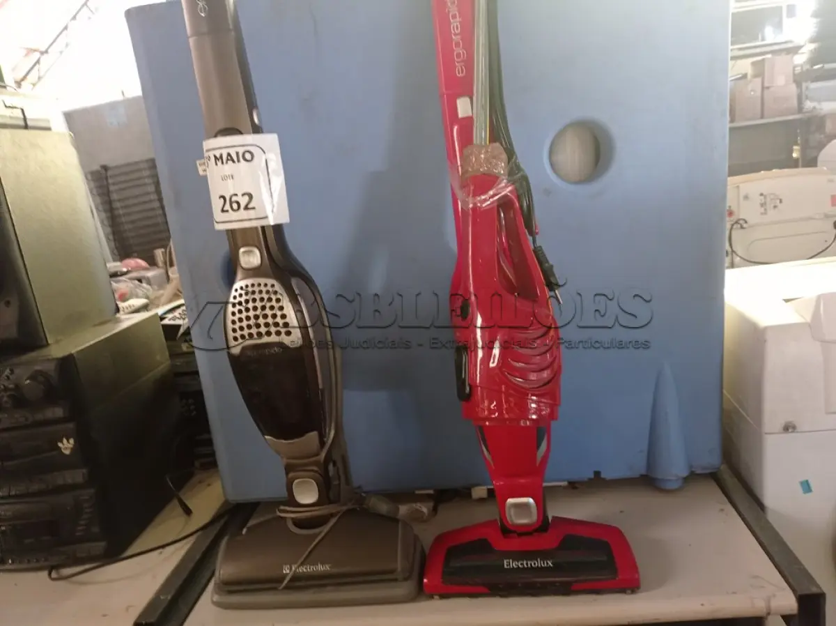 LOTE 262 - 03 ASPIRADORES DE PÓ, SENDO 01 INCOMPLETO. (NO ESTADO) ATENÇÃO! FAZER A VISITAÇÃO ANTES DE ARREMATAR, NÃO SABEMOS SE FUNCIONA. LEILÃO NÃO TEM GARANTIA E NEM DEVOLUÇÃO, SUJEITO A POSSÍVEIS AVARIAS VISÍVEIS/OCULTAS E/OU AUSÊNCIA DE COMPONENTES.