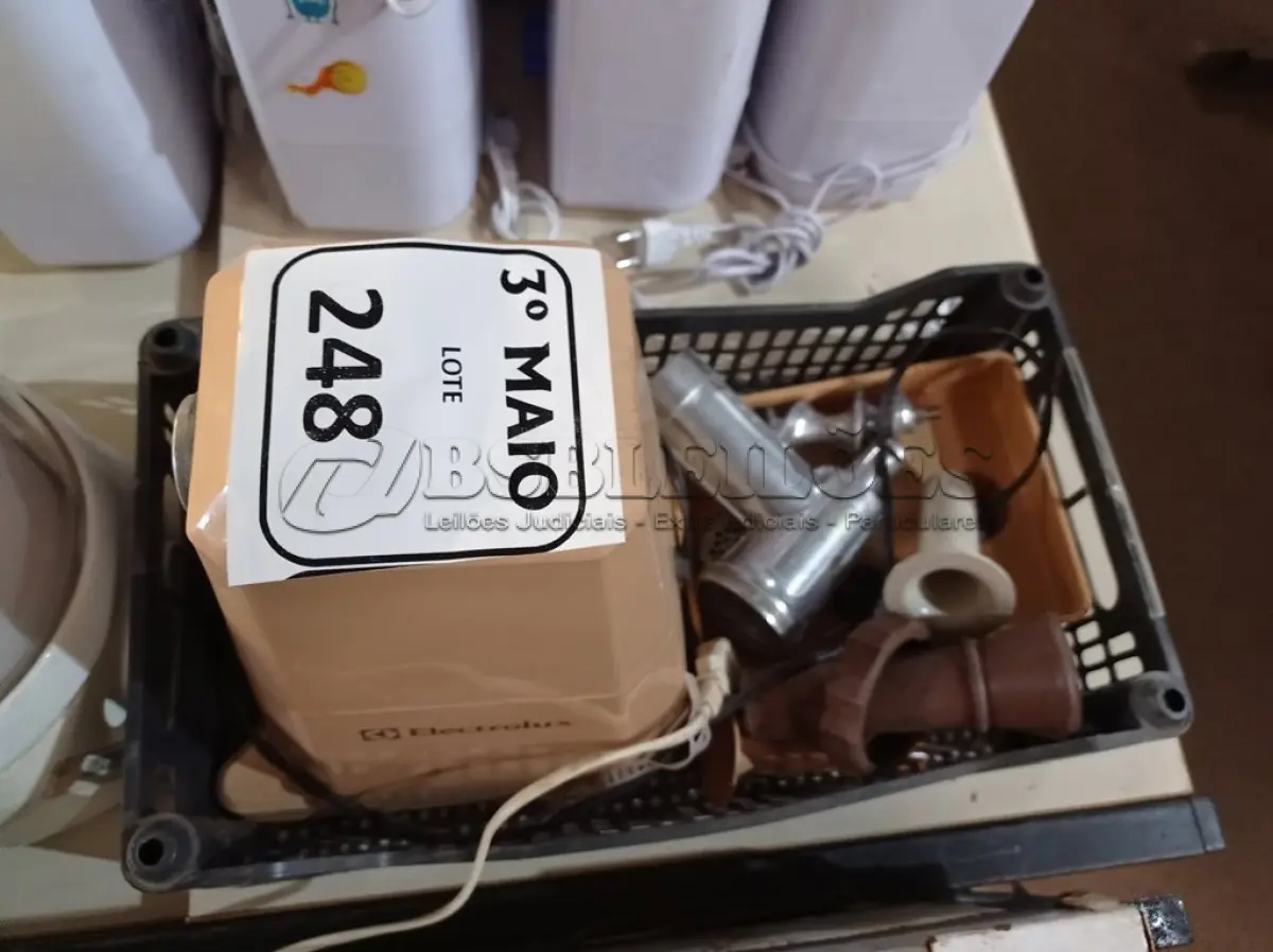 LOTE 248 - 01 MULTI MOEDOR E 01 APARELHO PARA FAZER SORVETE COM AVARIAS. (NO ESTADO) ATENÇÃO! FAZER A VISITAÇÃO ANTES DE ARREMATAR, NÃO SABEMOS SE FUNCIONA. LEILÃO NÃO TEM GARANTIA E NEM DEVOLUÇÃO, SUJEITO A POSSÍVEIS AVARIAS VISÍVEIS/OCULTAS E/OU AUSÊNCIA DE COMPONENTES.