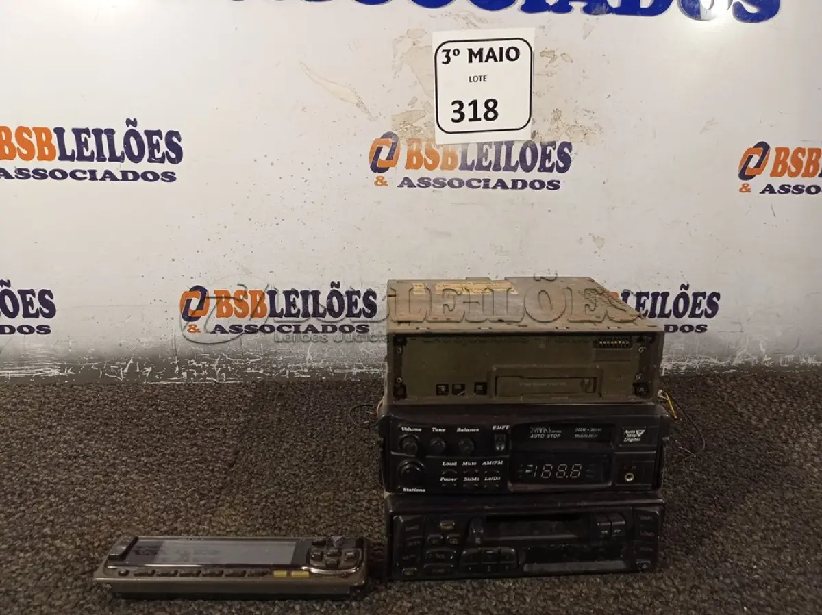 LOTE 318 - 03 APARELHOS DE SOM AUTOMOTIVO PARA RETIRADA DE PEÇAS. (NO ESTADO) ATENÇÃO! FAZER A VISITAÇÃO ANTES DE ARREMATAR, NÃO SABEMOS SE FUNCIONA. LEILÃO NÃO TEM GARANTIA E NEM DEVOLUÇÃO, SUJEITO A POSSÍVEIS AVARIAS VISÍVEIS/OCULTAS E/OU AUSÊNCIA DE COMPONENTES.