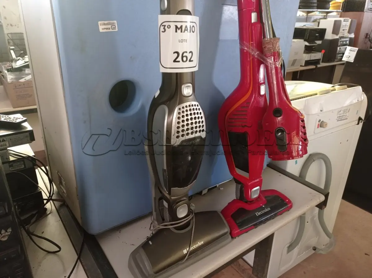 LOTE 262 - 03 ASPIRADORES DE PÓ, SENDO 01 INCOMPLETO. (NO ESTADO) ATENÇÃO! FAZER A VISITAÇÃO ANTES DE ARREMATAR, NÃO SABEMOS SE FUNCIONA. LEILÃO NÃO TEM GARANTIA E NEM DEVOLUÇÃO, SUJEITO A POSSÍVEIS AVARIAS VISÍVEIS/OCULTAS E/OU AUSÊNCIA DE COMPONENTES.
