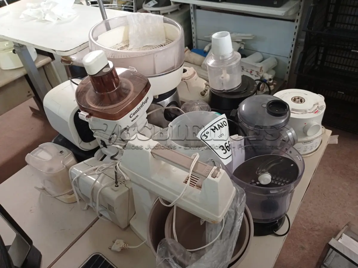 LOTE 366 - 01 LOTE COM ITENS DOMÉSTICOS PARA COZINHA. (NO ESTADO) ATENÇÃO! FAZER A VISITAÇÃO ANTES DE ARREMATAR, NÃO SABEMOS SE FUNCIONA. LEILÃO NÃO TEM GARANTIA E NEM DEVOLUÇÃO, SUJEITO A POSSÍVEIS AVARIAS VISÍVEIS/OCULTAS E/OU AUSÊNCIA DE COMPONENTES.