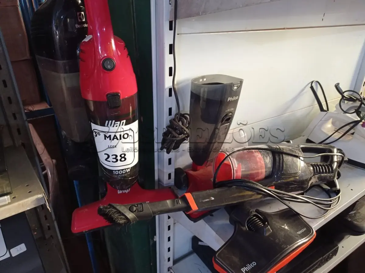 LOTE 238 - 03 ASPIRADORES DE PÓ COM AVARIAS. (NO ESTADO) ATENÇÃO! FAZER A VISITAÇÃO ANTES DE ARREMATAR, NÃO SABEMOS SE FUNCIONA. LEILÃO NÃO TEM GARANTIA E NEM DEVOLUÇÃO, SUJEITO A POSSÍVEIS AVARIAS VISÍVEIS/OCULTAS E/OU AUSÊNCIA DE COMPONENTES.