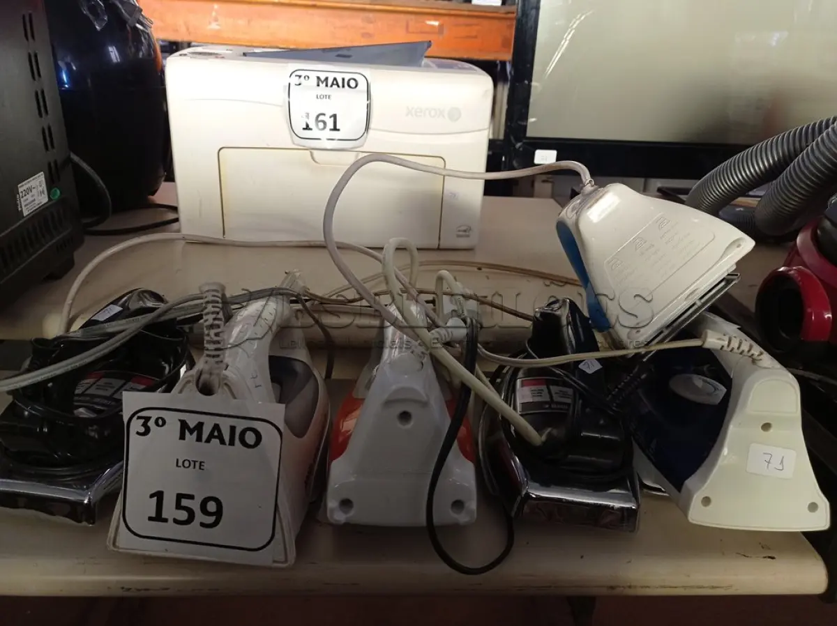 LOTE 159 - 06 FERROS DE PASSAR ROUPAS. (NO ESTADO) ATENÇÃO! FAZER A VISITAÇÃO ANTES DE ARREMATAR, NÃO SABEMOS SE FUNCIONA. LEILÃO NÃO TEM GARANTIA E NEM DEVOLUÇÃO, SUJEITO A POSSÍVEIS AVARIAS VISÍVEIS/OCULTAS E/OU AUSÊNCIA DE COMPONENTES.