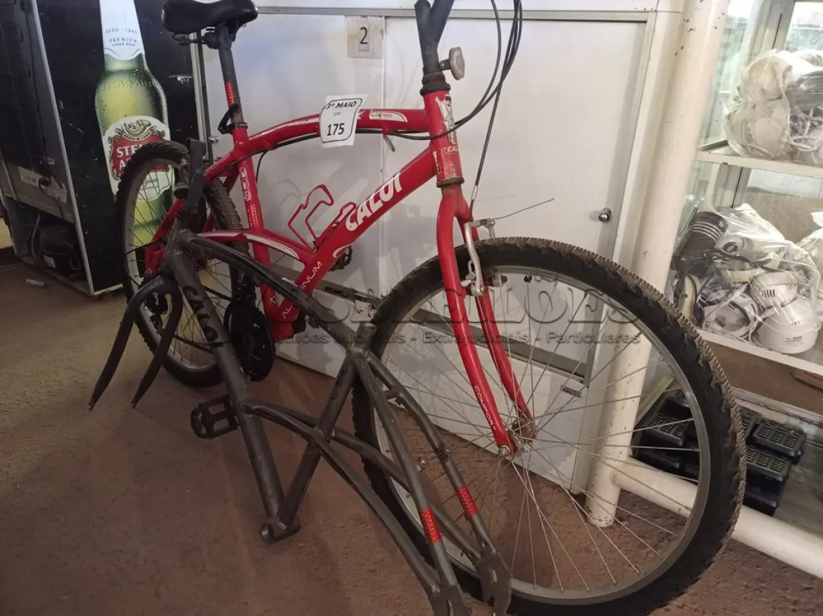 LOTE 175 - 01 QUADRO DE BICICLETA CALOI E 01 BICICLETA CALOI NA COR VERMELHA. (NO ESTADO) ATENÇÃO! FAZER A VISITAÇÃO ANTES DE ARREMATAR, NÃO SABEMOS SE FUNCIONA. LEILÃO NÃO TEM GARANTIA E NEM DEVOLUÇÃO, SUJEITO A POSSÍVEIS AVARIAS VISÍVEIS/OCULTAS E/OU AUSÊNCIA DE COMPONENTES.