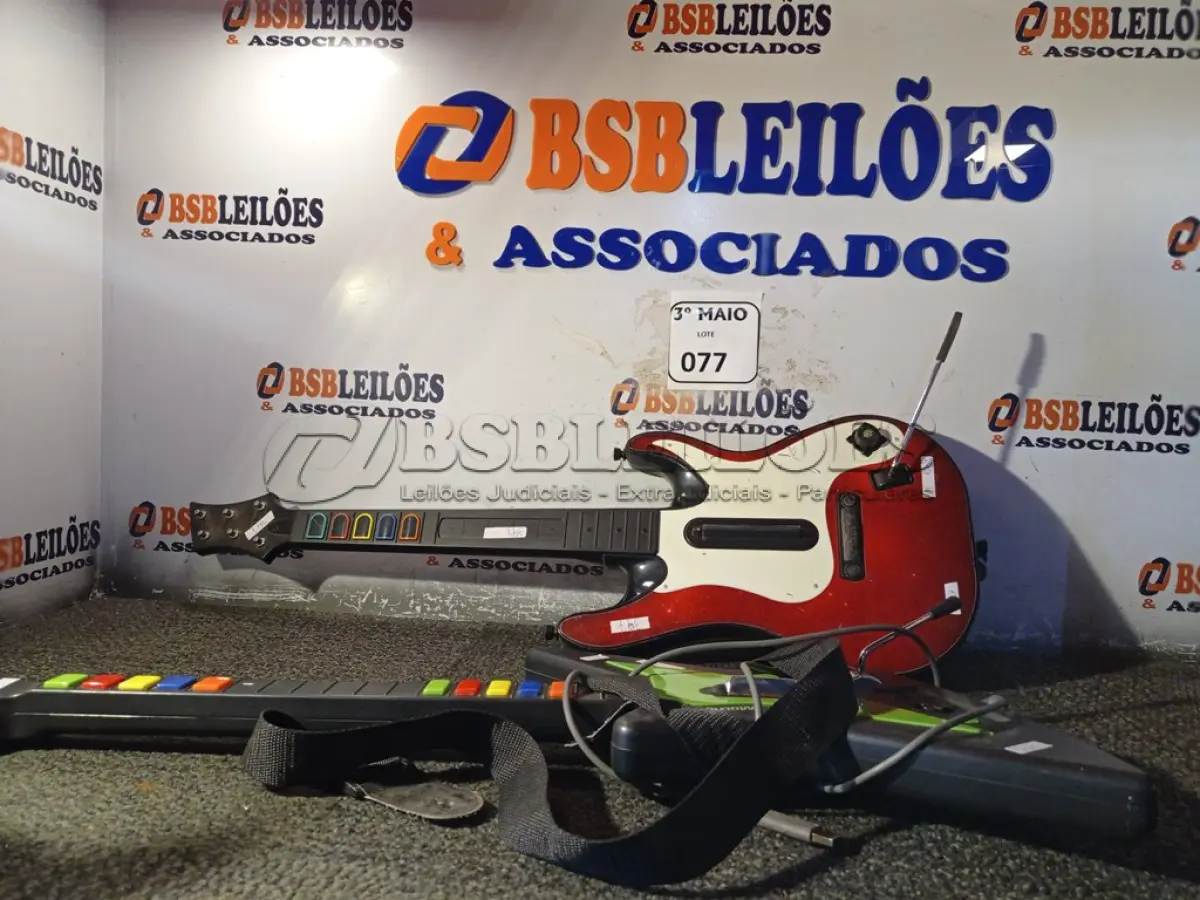 LOTE 077 - 02 GUITARRAS GAMER. (NO ESTADO) ATENÇÃO! FAZER A VISITAÇÃO ANTES DE ARREMATAR, NÃO SABEMOS SE FUNCIONA. LEILÃO NÃO TEM GARANTIA E NEM DEVOLUÇÃO, SUJEITO A POSSÍVEIS AVARIAS VISÍVEIS/OCULTAS E/OU AUSÊNCIA DE COMPONENTES.