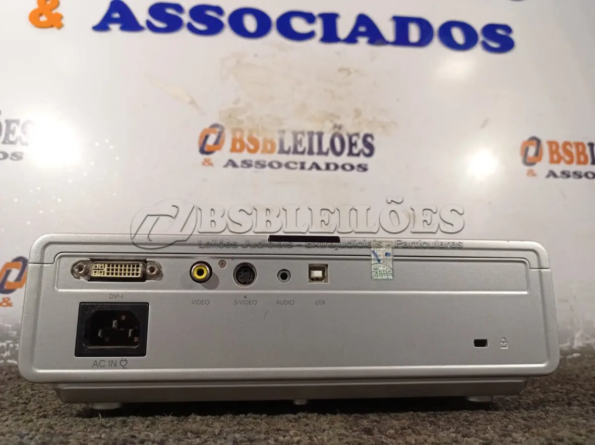 LOTE 275 - 01 PROJETOR SVGA MARCA LG MODELO DLP. (NO ESTADO) ATENÇÃO! FAZER A VISITAÇÃO ANTES DE ARREMATAR, NÃO SABEMOS SE FUNCIONA. LEILÃO NÃO TEM GARANTIA E NEM DEVOLUÇÃO, SUJEITO A POSSÍVEIS AVARIAS VISÍVEIS/OCULTAS E/OU AUSÊNCIA DE COMPONENTES.
