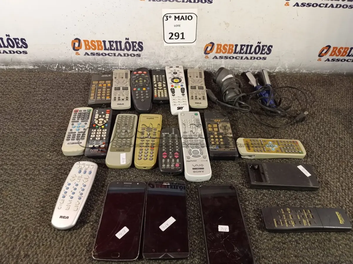 LOTE 291 - 01 LOTE COM 03 CELULARES E VÁRIOS CONTROLES REMOTOS MARCAS E MODELOS DIVERSOS. (NO ESTADO) ATENÇÃO! FAZER A VISITAÇÃO ANTES DE ARREMATAR, NÃO SABEMOS SE FUNCIONA. LEILÃO NÃO TEM GARANTIA E NEM DEVOLUÇÃO, SUJEITO A POSSÍVEIS AVARIAS VISÍVEIS/OCULTAS E/OU AUSÊNCIA DE COMPONENTES.