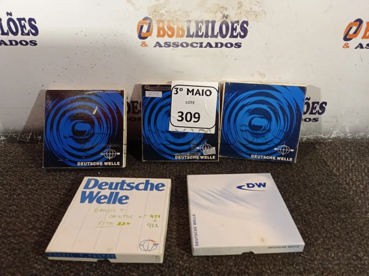 LOTE 309 - 05 CARRETÉIS COM FITAS PARA GRAVADOR DE ROLO. (NO ESTADO) ATENÇÃO! FAZER A VISITAÇÃO ANTES DE ARREMATAR, NÃO SABEMOS SE FUNCIONA. LEILÃO NÃO TEM GARANTIA E NEM DEVOLUÇÃO, SUJEITO A POSSÍVEIS AVARIAS VISÍVEIS/OCULTAS E/OU AUSÊNCIA DE COMPONENTES.