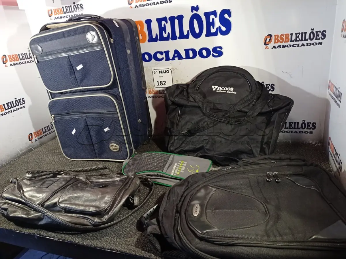 LOTE 182 - 01 MALA DE VIAGEM E BOLSAS DIVERSAS. (NO ESTADO) ATENÇÃO! FAZER A VISITAÇÃO ANTES DE ARREMATAR, NÃO SABEMOS SE FUNCIONA. LEILÃO NÃO TEM GARANTIA E NEM DEVOLUÇÃO, SUJEITO A POSSÍVEIS AVARIAS VISÍVEIS/OCULTAS E/OU AUSÊNCIA DE COMPONENTES.