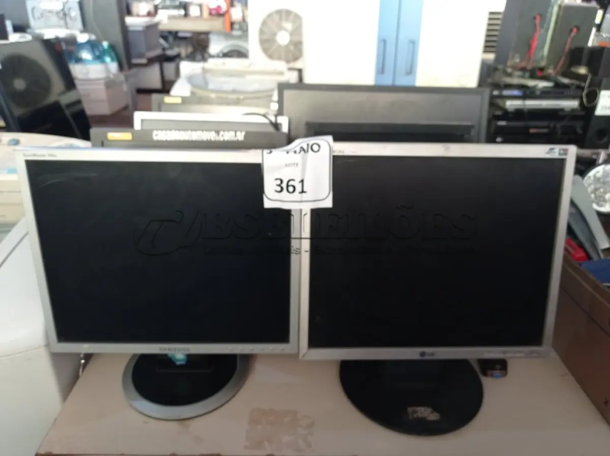 LOTE 361 - 08 MONITORES LCD MARCAS E MODELOS DIVERSOS. (NO ESTADO) ATENÇÃO! FAZER A VISITAÇÃO ANTES DE ARREMATAR, NÃO SABEMOS SE FUNCIONA. LEILÃO NÃO TEM GARANTIA E NEM DEVOLUÇÃO, SUJEITO A POSSÍVEIS AVARIAS VISÍVEIS/OCULTAS E/OU AUSÊNCIA DE COMPONENTES.
