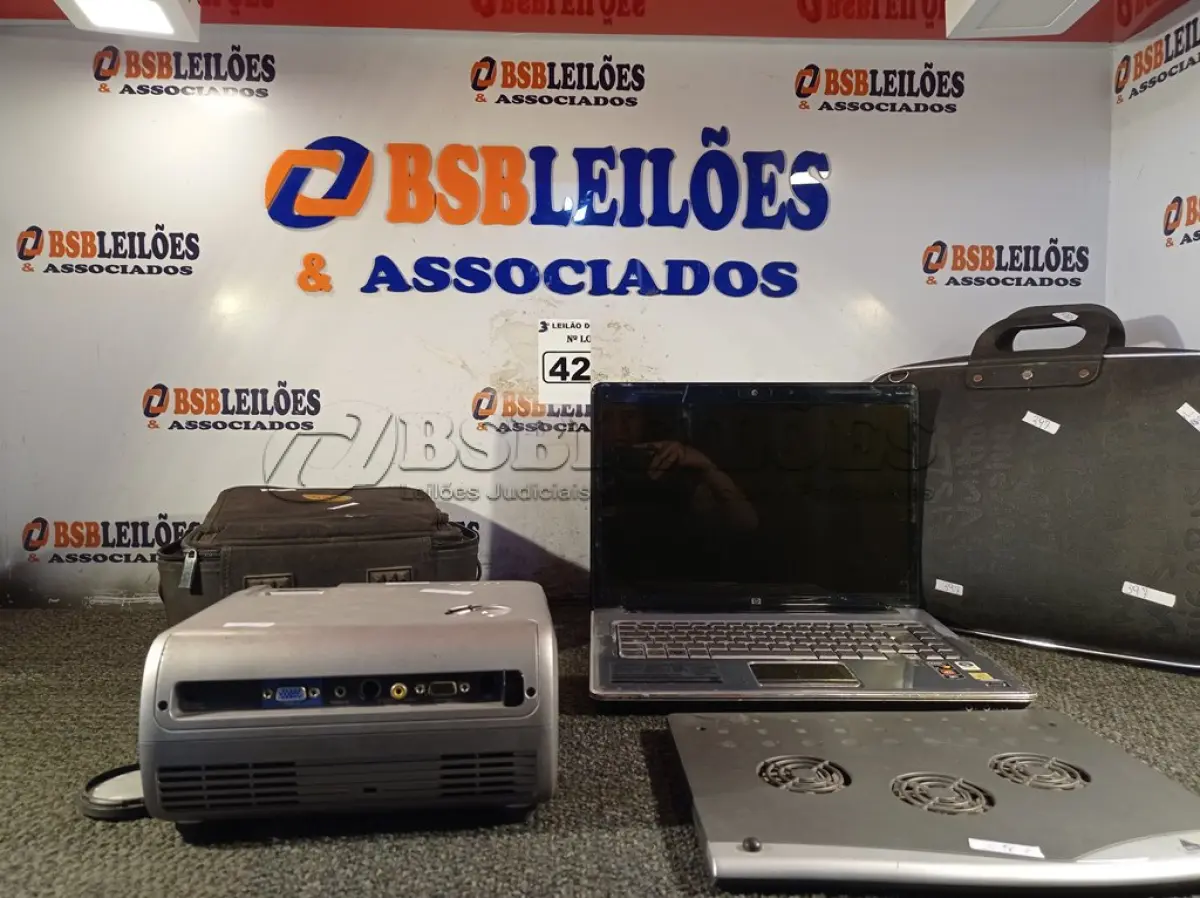 LOTE 042 - 01 NOTEBOOK COM MALETA MARCA HP, 01 COOLER E 01 PROJETOR MULTIMIDIA COM MALETA MARCA ACER. (NO ESTADO) ATENÇÃO! FAZER A VISITAÇÃO ANTES DE ARREMATAR, NÃO SABEMOS SE FUNCIONA. LEILÃO NÃO TEM GARANTIA E NEM DEVOLUÇÃO, SUJEITO A POSSÍVEIS AVARIAS VISÍVEIS/OCULTAS E/OU AUSÊNCIA DE COMPONENTES.