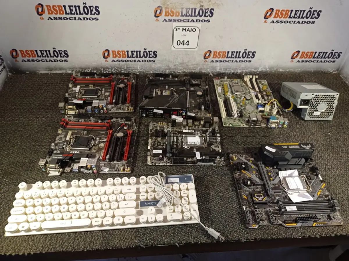 LOTE 044 - 06 PLACAS MÃE, SENDO 04 GAMER, 01 FONTE DE ALIMENTAÇÃO PARA PC E 01 TECLADO. (NO ESTADO) ATENÇÃO! FAZER A VISITAÇÃO ANTES DE ARREMATAR, NÃO SABEMOS SE FUNCIONA. LEILÃO NÃO TEM GARANTIA E NEM DEVOLUÇÃO, SUJEITO A POSSÍVEIS AVARIAS VISÍVEIS/OCULTAS E/OU AUSÊNCIA DE COMPONENTES.