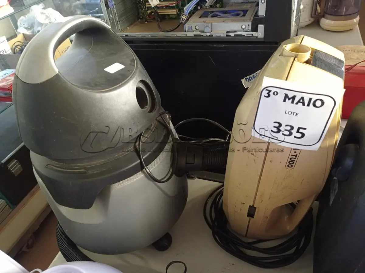 LOTE 335 - 03 ASPIRADORES DE PÓ COM AVARIAS. (NO ESTADO) ATENÇÃO! FAZER A VISITAÇÃO ANTES DE ARREMATAR, NÃO SABEMOS SE FUNCIONA. LEILÃO NÃO TEM GARANTIA E NEM DEVOLUÇÃO, SUJEITO A POSSÍVEIS AVARIAS VISÍVEIS/OCULTAS E/OU AUSÊNCIA DE COMPONENTES.