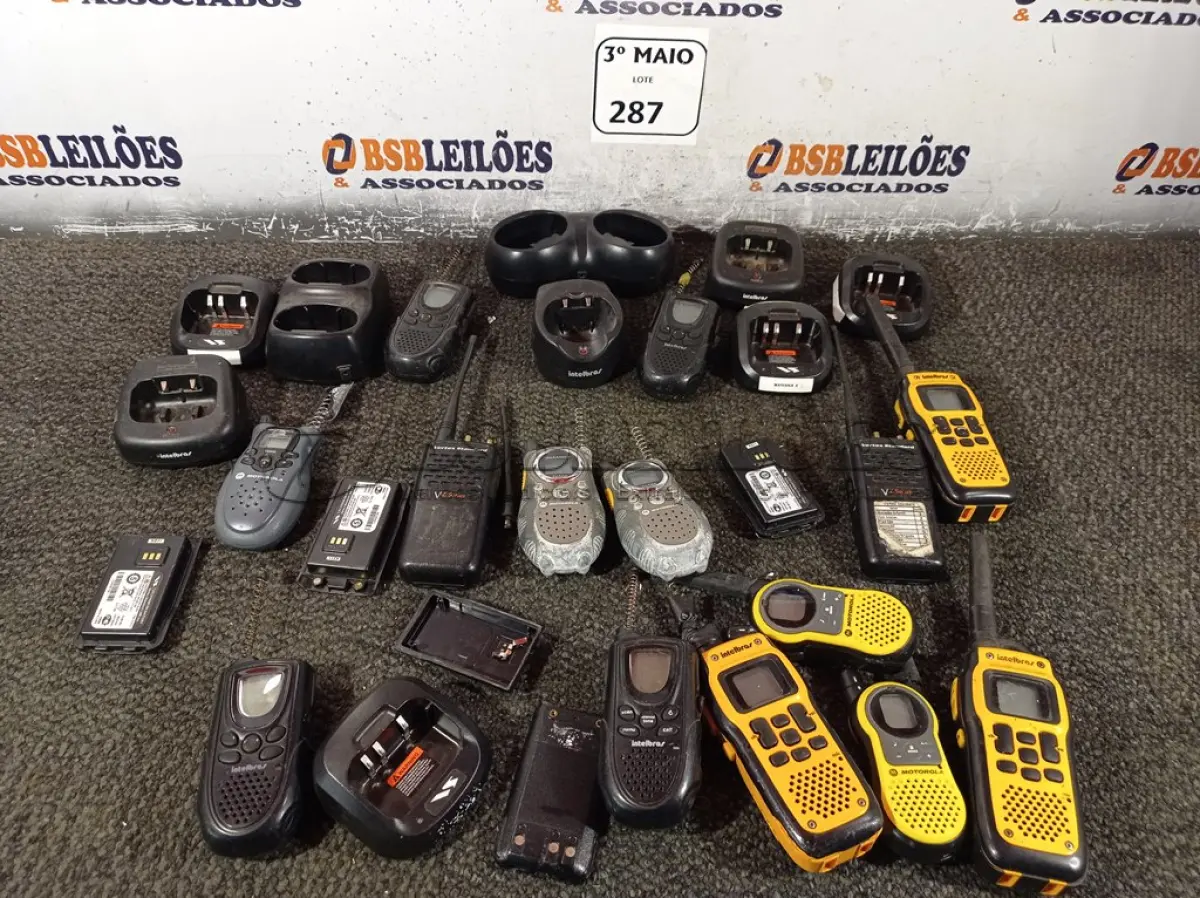 LOTE 287 - 01 LOTE COM VÁRIOS RÁDIOS COMUNICADORES MARCAS E MODELOS DIVERSOS. (NO ESTADO) ATENÇÃO! FAZER A VISITAÇÃO ANTES DE ARREMATAR, NÃO SABEMOS SE FUNCIONA. LEILÃO NÃO TEM GARANTIA E NEM DEVOLUÇÃO, SUJEITO A POSSÍVEIS AVARIAS VISÍVEIS/OCULTAS E/OU AUSÊNCIA DE COMPONENTES.