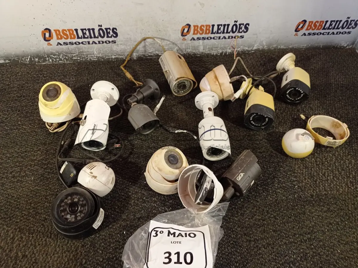 LOTE 310 - 01 LOTE COM VÁRIAS CÂMERAS DE SEGURANÇA. (NO ESTADO) ATENÇÃO! FAZER A VISITAÇÃO ANTES DE ARREMATAR, NÃO SABEMOS SE FUNCIONA. LEILÃO NÃO TEM GARANTIA E NEM DEVOLUÇÃO, SUJEITO A POSSÍVEIS AVARIAS VISÍVEIS/OCULTAS E/OU AUSÊNCIA DE COMPONENTES.