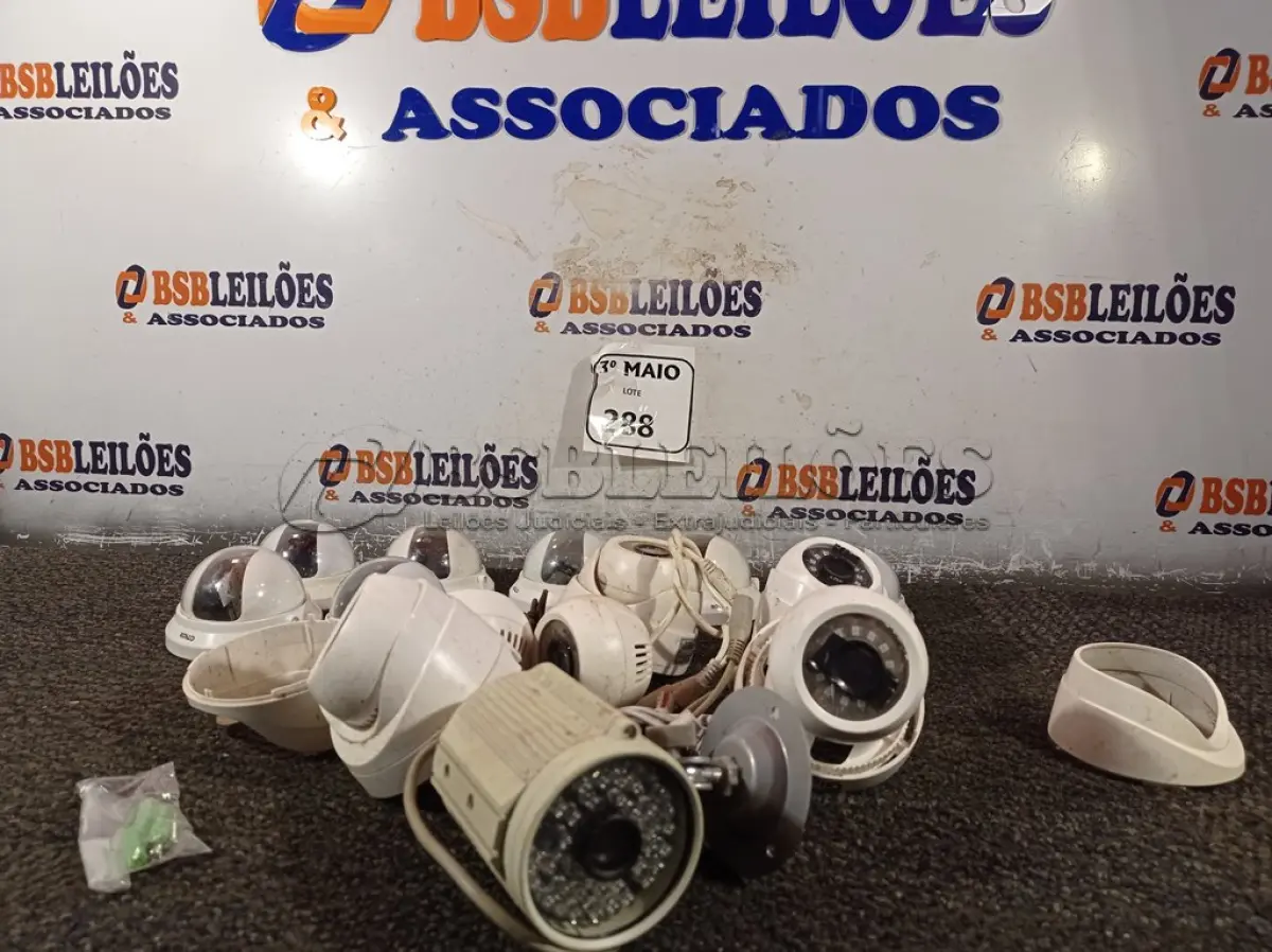 LOTE 288 - 01 LOTE COM VÁRIAS CÂMERAS DE SEGURANÇA. (NO ESTADO) ATENÇÃO! FAZER A VISITAÇÃO ANTES DE ARREMATAR, NÃO SABEMOS SE FUNCIONA. LEILÃO NÃO TEM GARANTIA E NEM DEVOLUÇÃO, SUJEITO A POSSÍVEIS AVARIAS VISÍVEIS/OCULTAS E/OU AUSÊNCIA DE COMPONENTES.