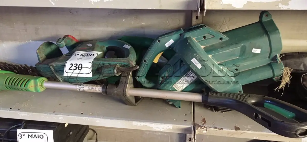 LOTE 230 - 02 PODADORES ELÉTRICOS MARCA BOSCH E 01 ROÇADEIRA DE GRAMA PARA RETIRADA DE PEÇAS. (NO ESTADO) ATENÇÃO! FAZER A VISITAÇÃO ANTES DE ARREMATAR, NÃO SABEMOS SE FUNCIONA. LEILÃO NÃO TEM GARANTIA E NEM DEVOLUÇÃO, SUJEITO A POSSÍVEIS AVARIAS VISÍVEIS/OCULTAS E/OU AUSÊNCIA DE COMPONENTES.
